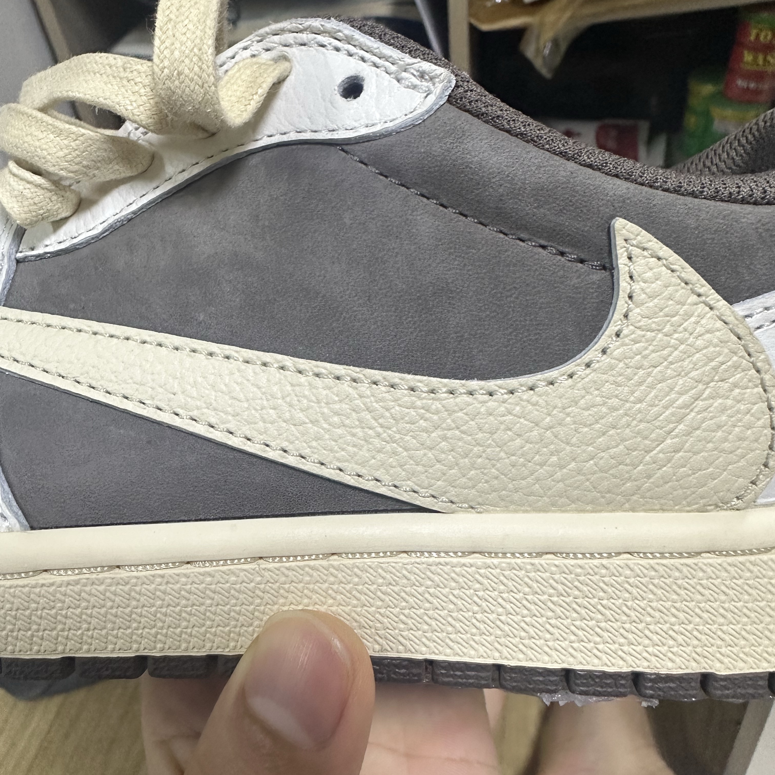 Jordan 1 x Travis Scott Retro Low OG SP Sail and Ridgerock 착용 스타일 - 1