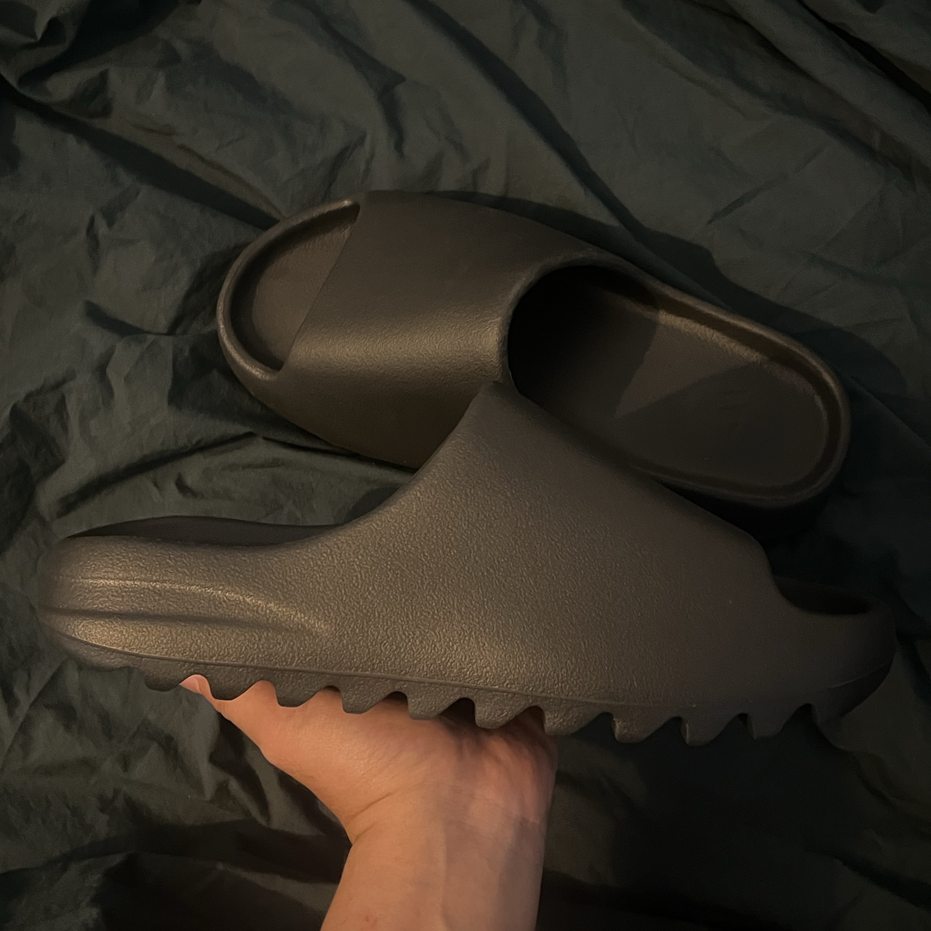 Adidas Yeezy Slide Onyx 착용 스타일 - 2