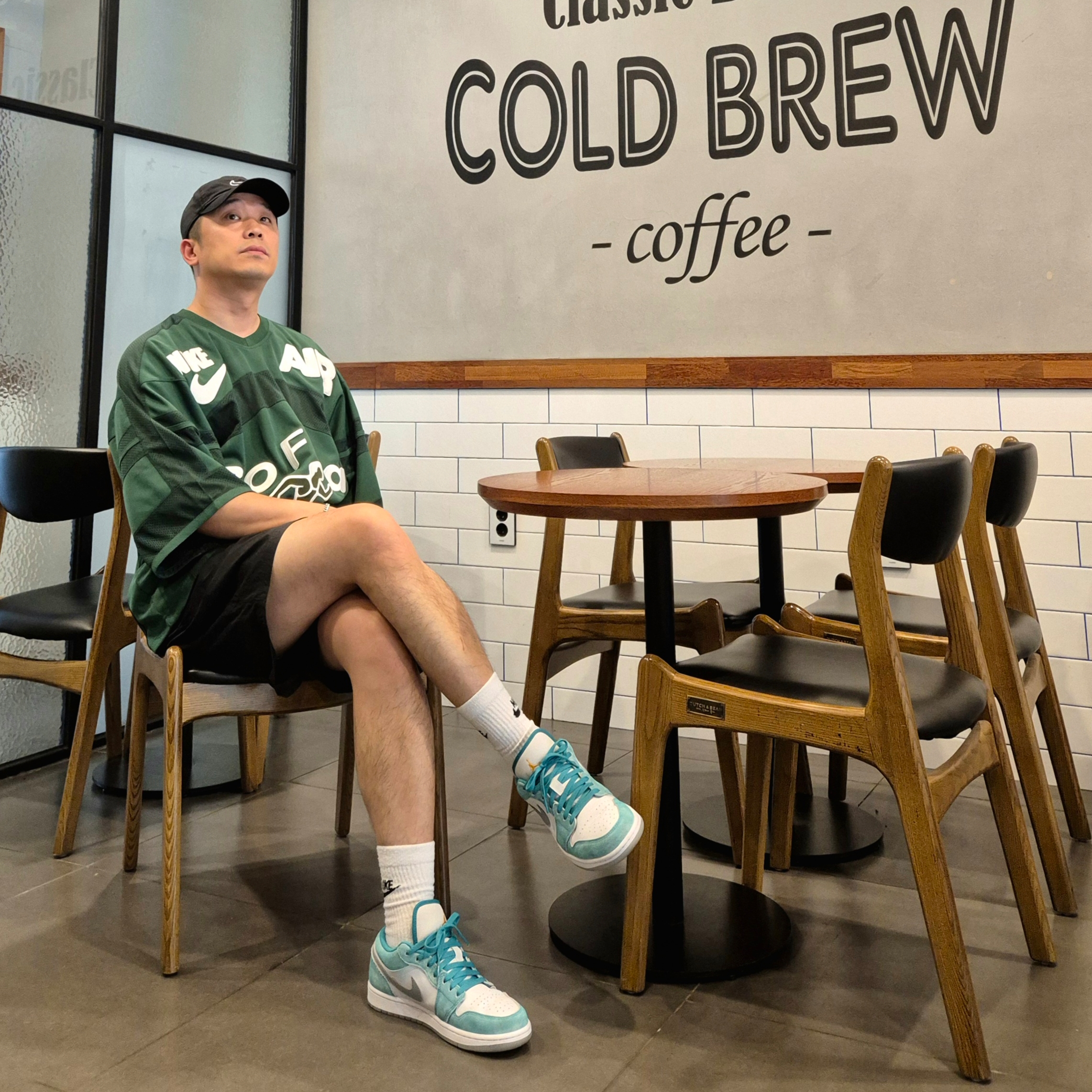 Jordan 1 Low SE New Emerald, Nike Everyday Essential Crew Socks White Black (3 Pack/Korean Ver.) 착용 스타일 - 2