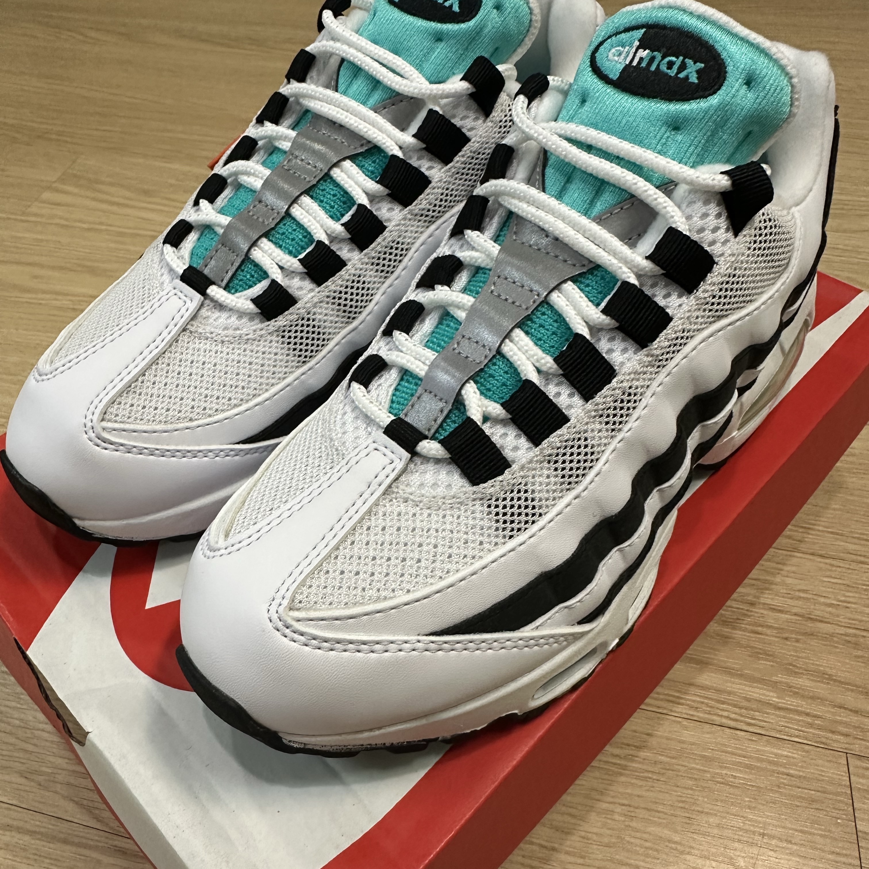 Nike Air Max 95 OG White and Black 착용 스타일 - 1