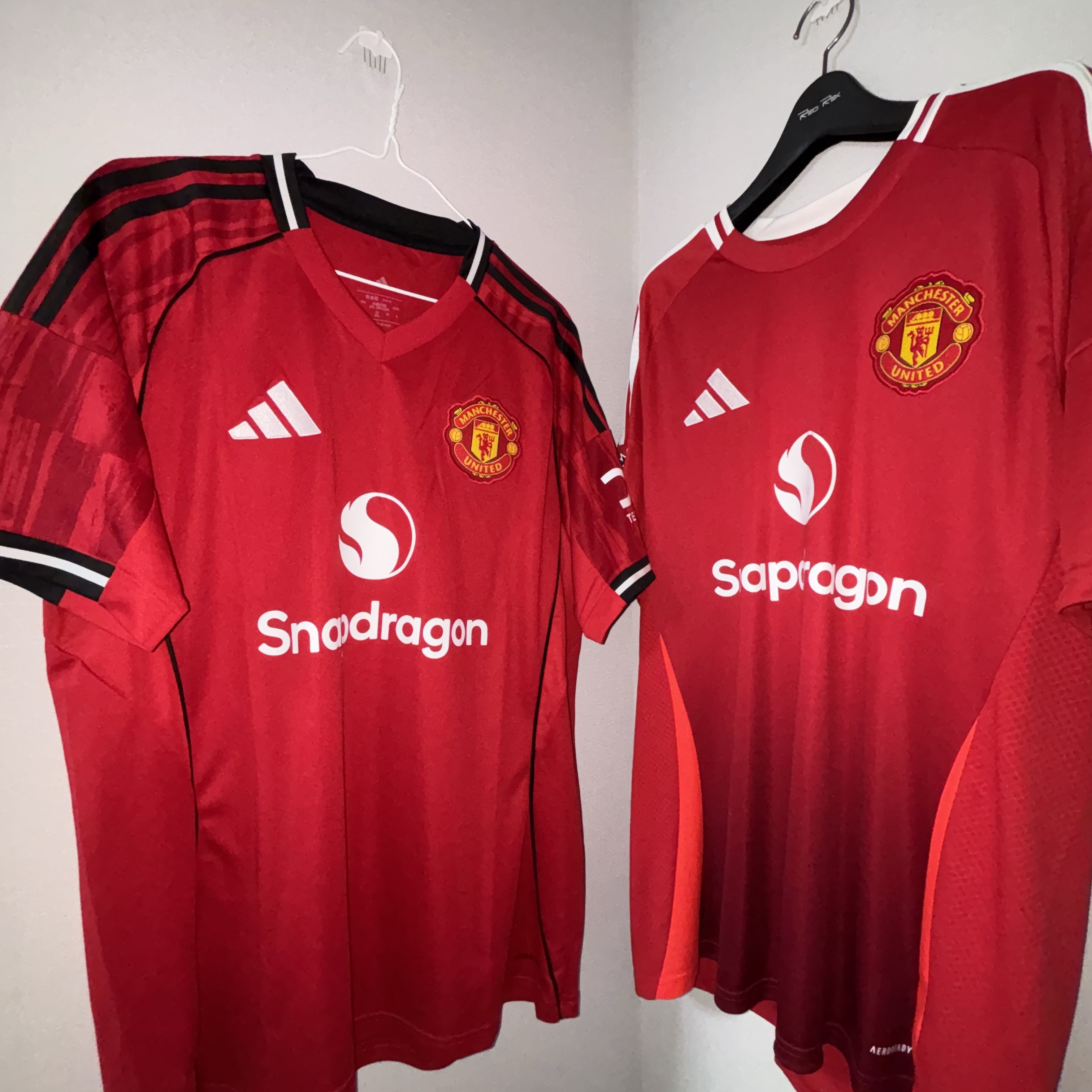 Adidas Manchester United 2025/26 Home Jersey Mufc Red - KR Sizing (Non Marking Ver.), Adidas Manchester United 2024/25 Home Jersey Manchester United FC Red - KR Sizing (Non Marking Ver.) 착용 스타일
