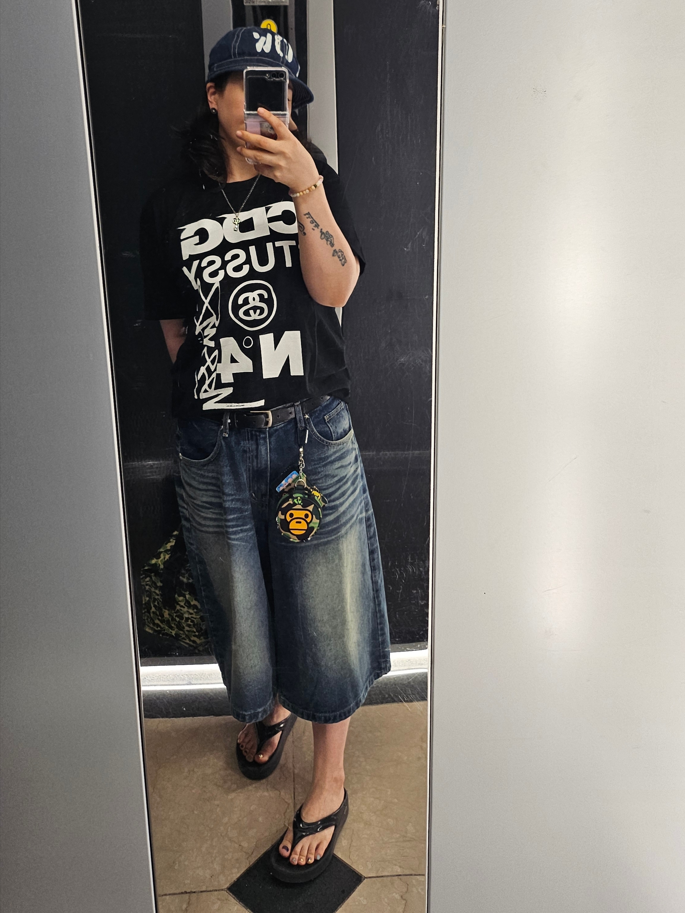 CDG x Stussy T-Shirt Black, BAPE Baby Milo Mirror Card Holder Keychain Green Black 착용 스타일