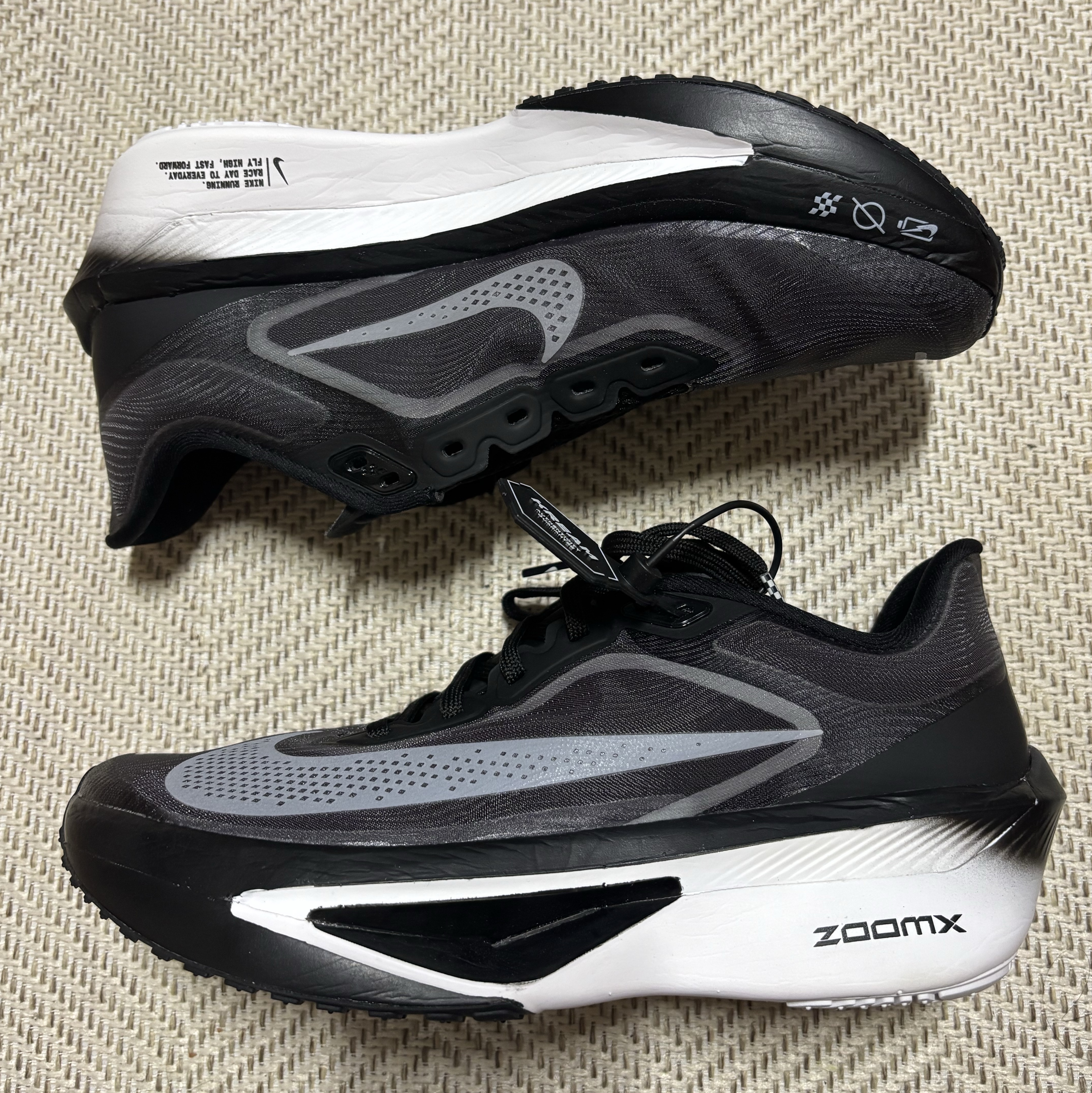 Nike Zoom Fly 6 Black Light Smoke Grey 착용 스타일 - 2