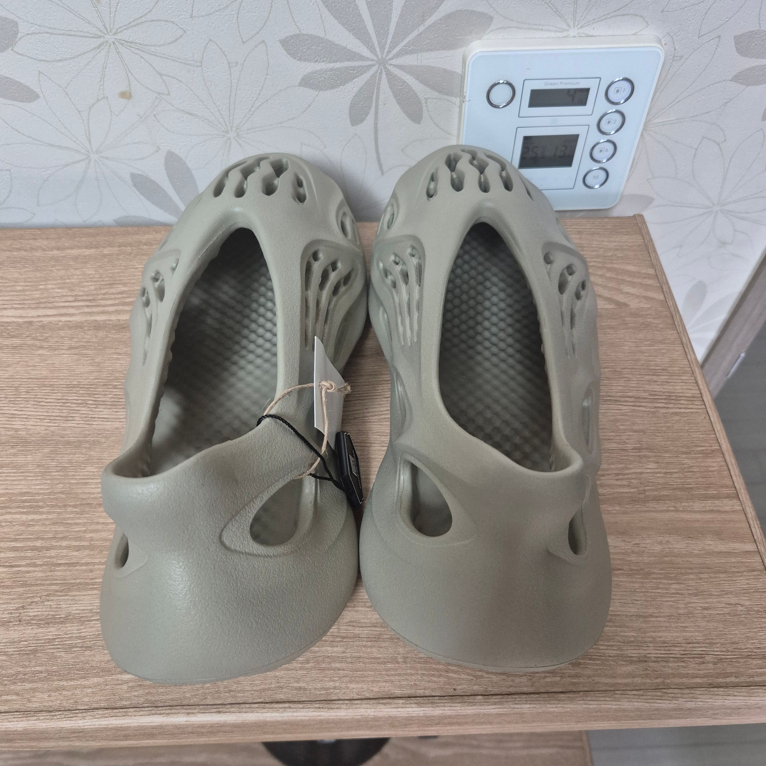Adidas Yeezy Foam RNNR Stone Salt 착용 스타일 - 4