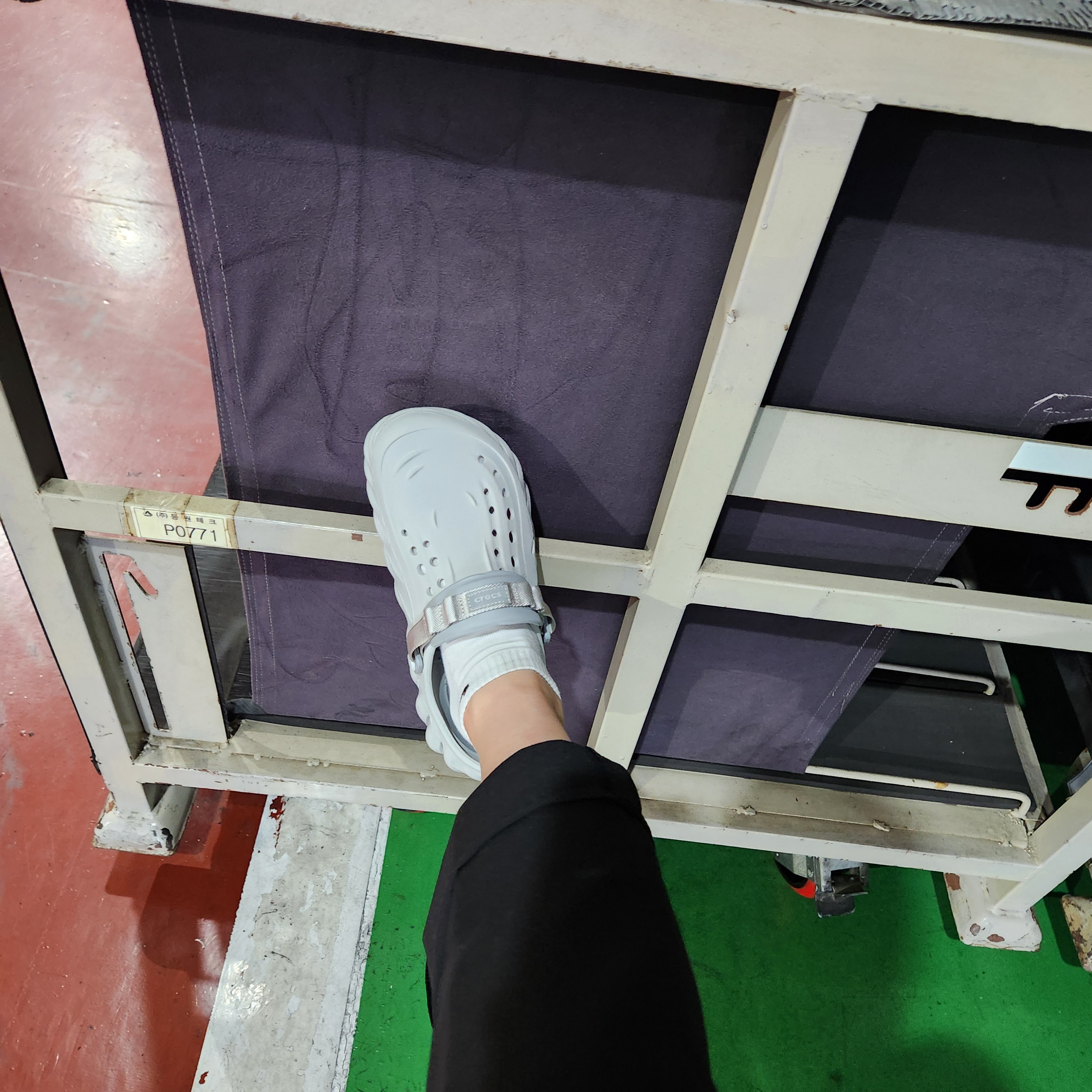 Crocs Echo Clog Atmosphere 착용 스타일 - 3