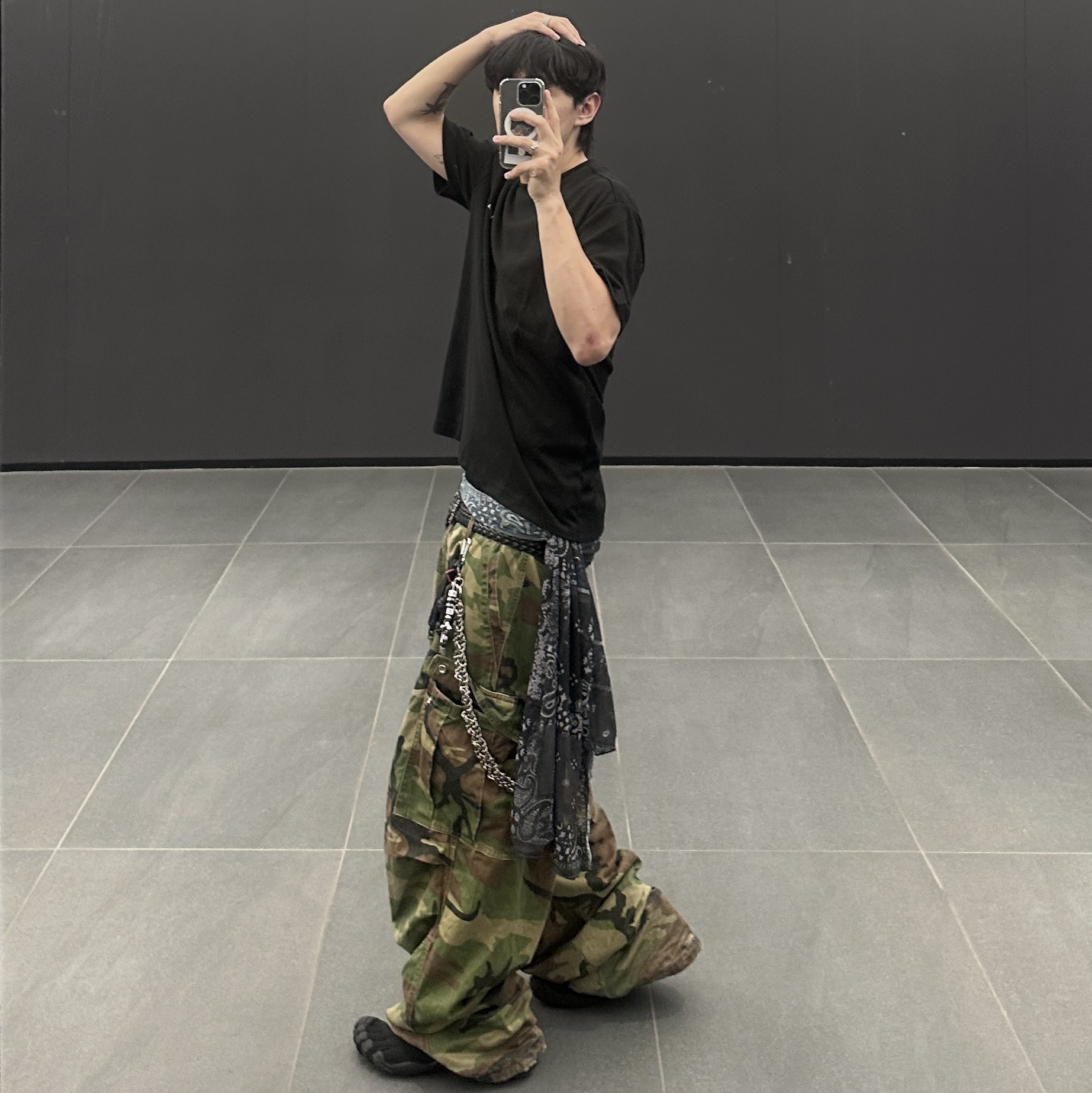 NOD Stone Washed Cargo Pants Camo, Balenciaga Toe Lace-Up Vibram Sneakers Black 착용 스타일 - 2
