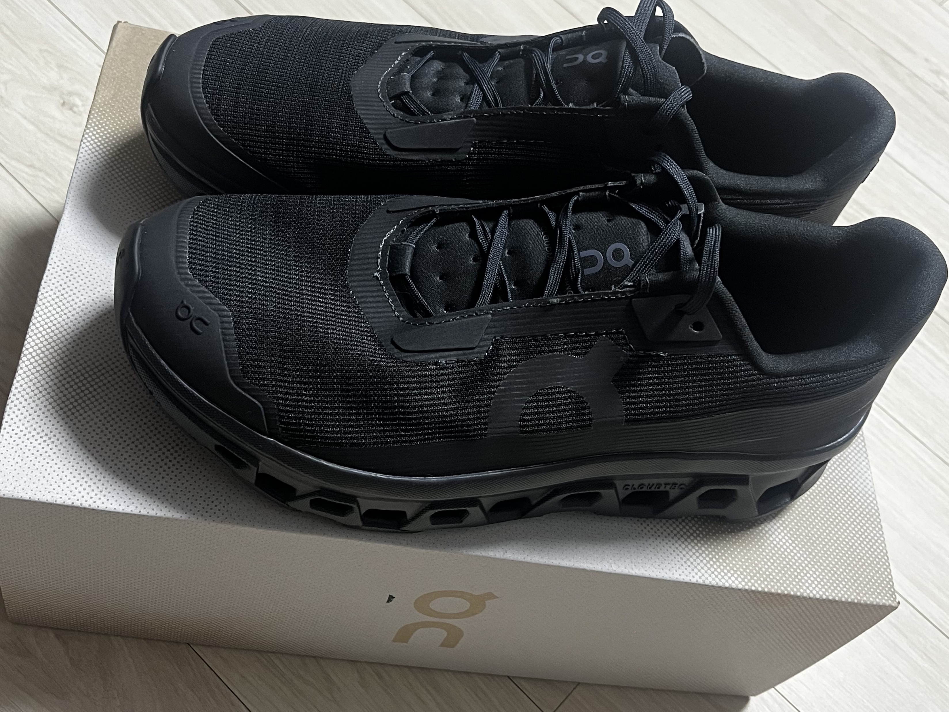 On Running Cloudmonster Void Black 착용 스타일
