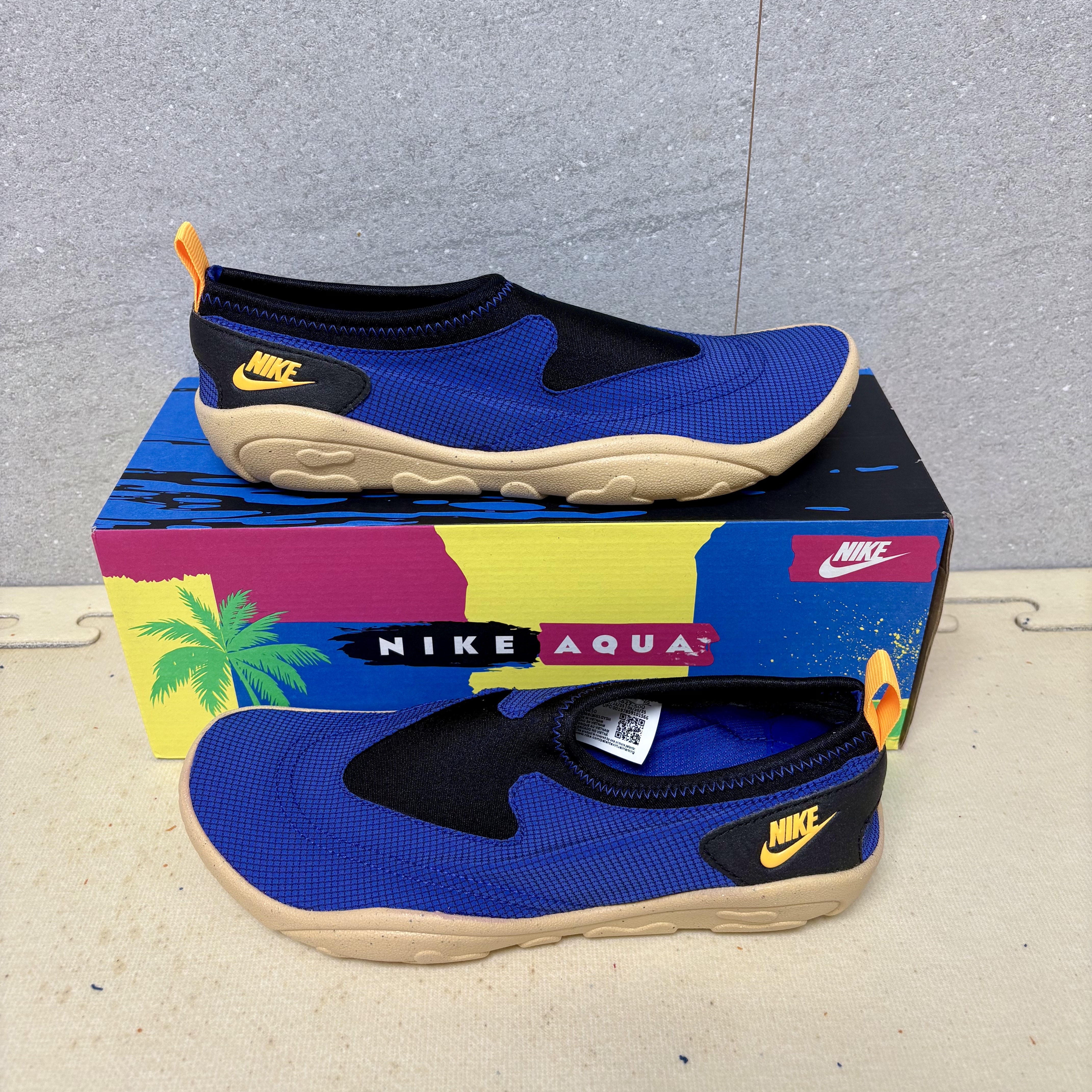 Nike Aqua Turf Deep Night and Laser Orange 착용 스타일 - 2