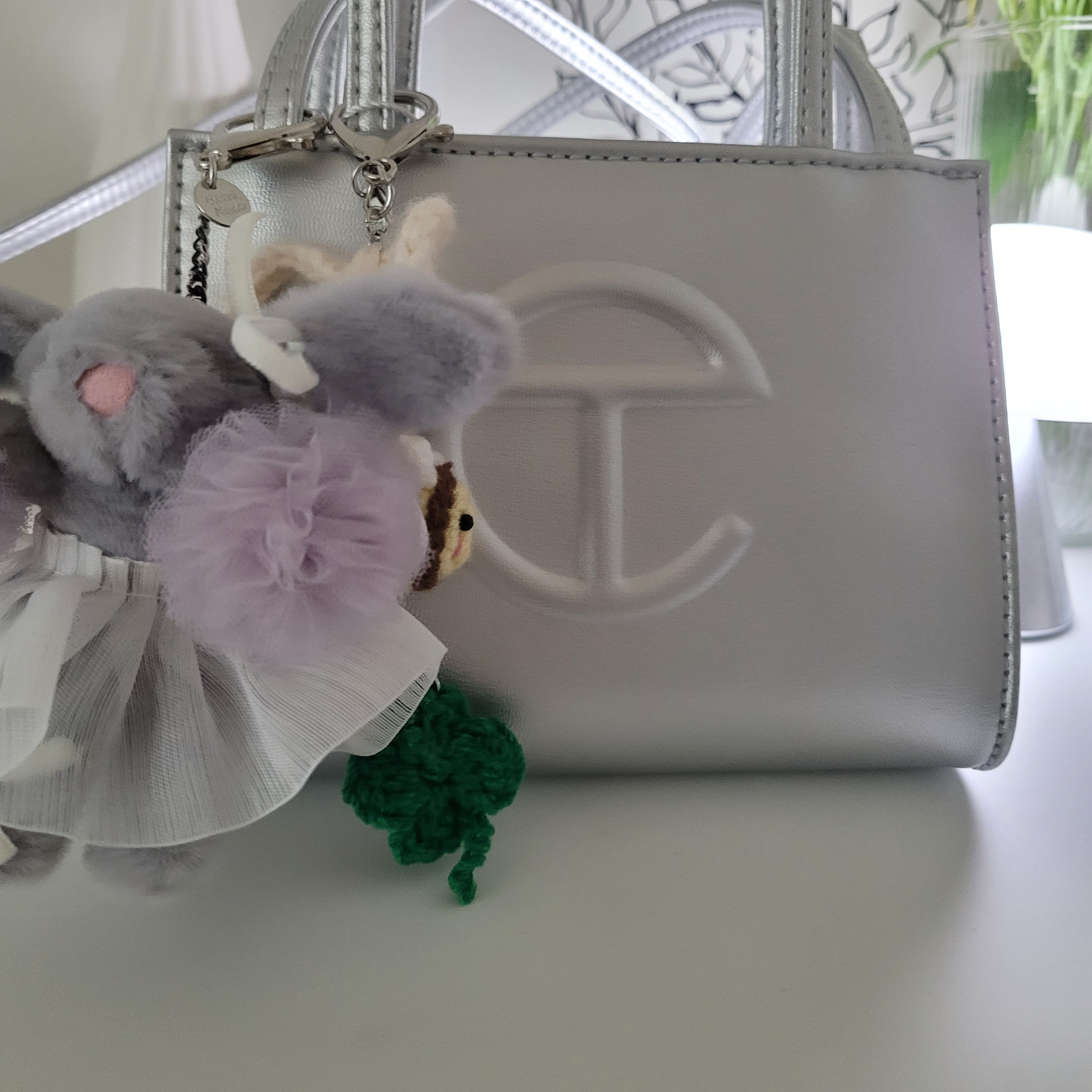 Telfar Small Shopping Bag Silver 착용 스타일