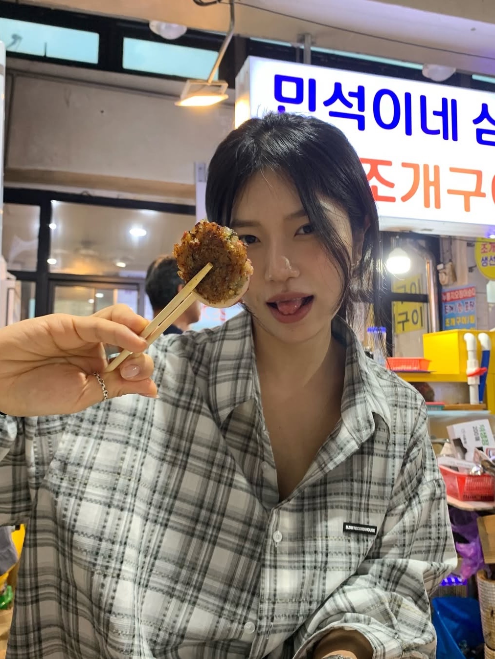 SLOW RECORD HOUSE Seersucker Oversized Check Shirts Black 착용 스타일 - 3