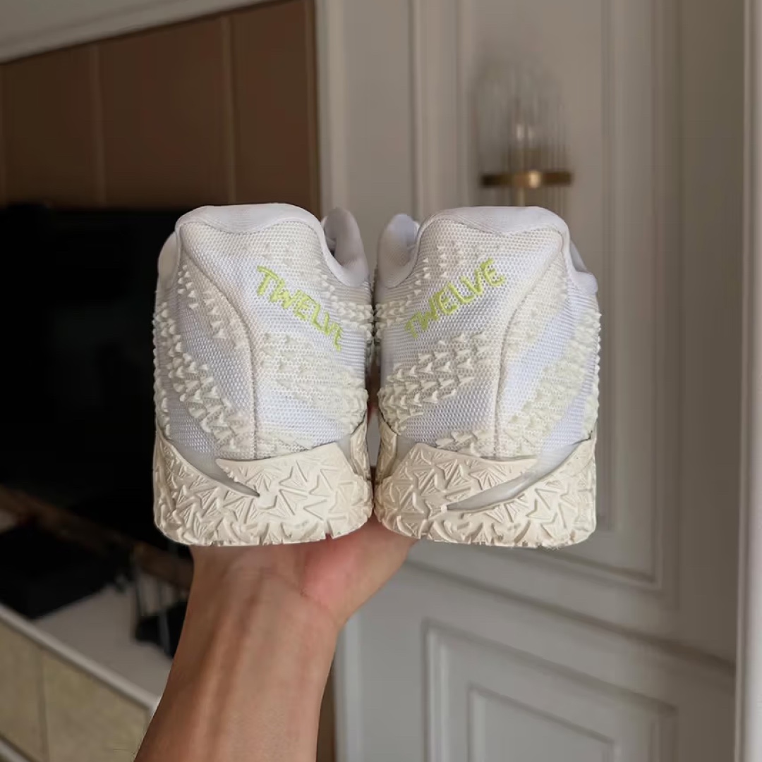 Nike Vomero 18 Summit White Coconut Milk, Nike ZoomX Invincible Run Flyknit 3 White Photon Dust 착용 스타일 - 3