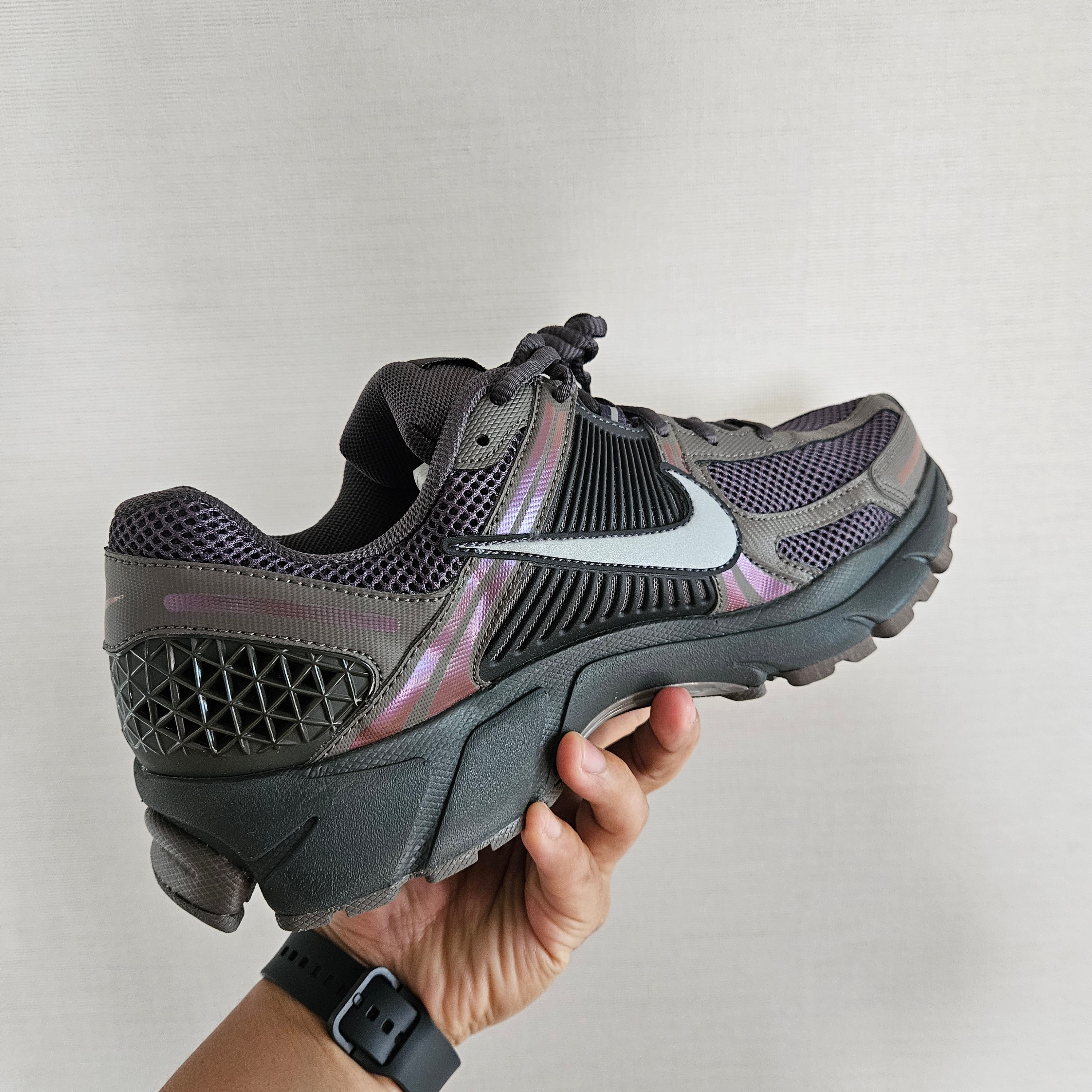 Nike Zoom Vomero 5 Cave Stone 착용 스타일