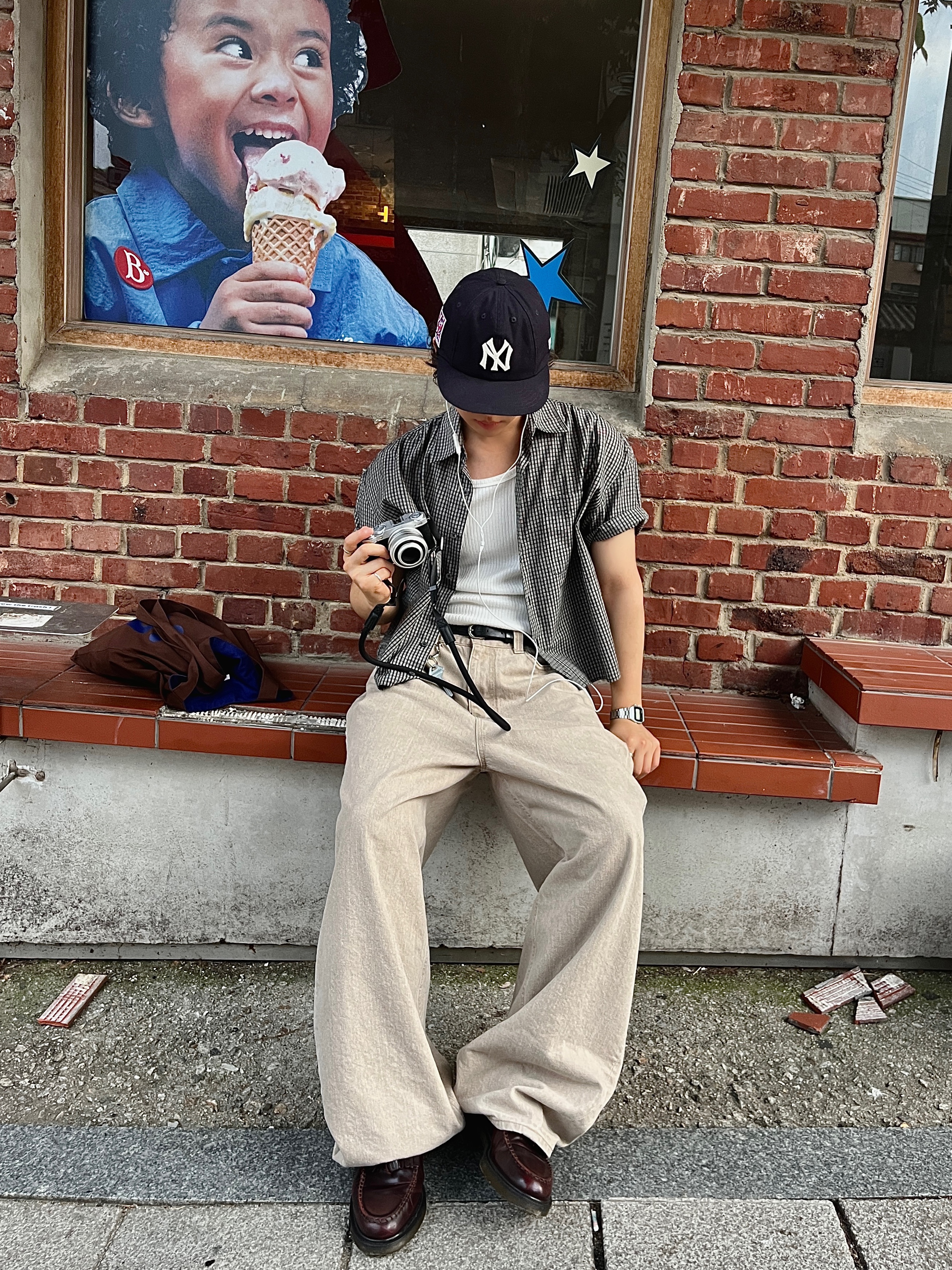 noun Wide Curved Denim Pants Sand Beige, Dr. Martens Adrian Arcadia Leather Loafers Cherry Red 착용 스타일 - 4