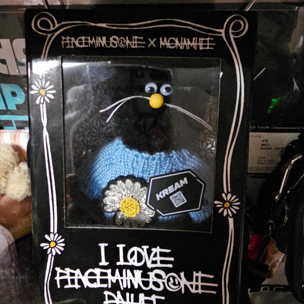 Monamhee x Peaceminusone Daihee Plush Keyring 착용 스타일