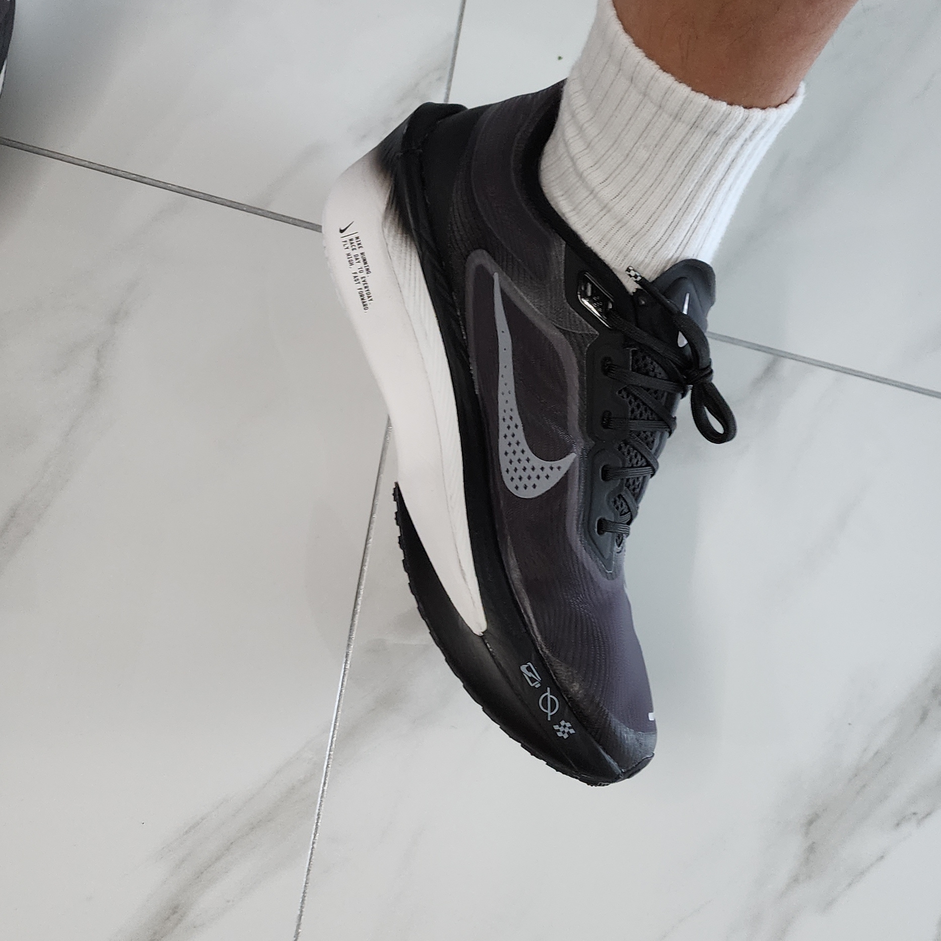 Nike Zoom Fly 6 Black Light Smoke Grey 착용 스타일 - 2