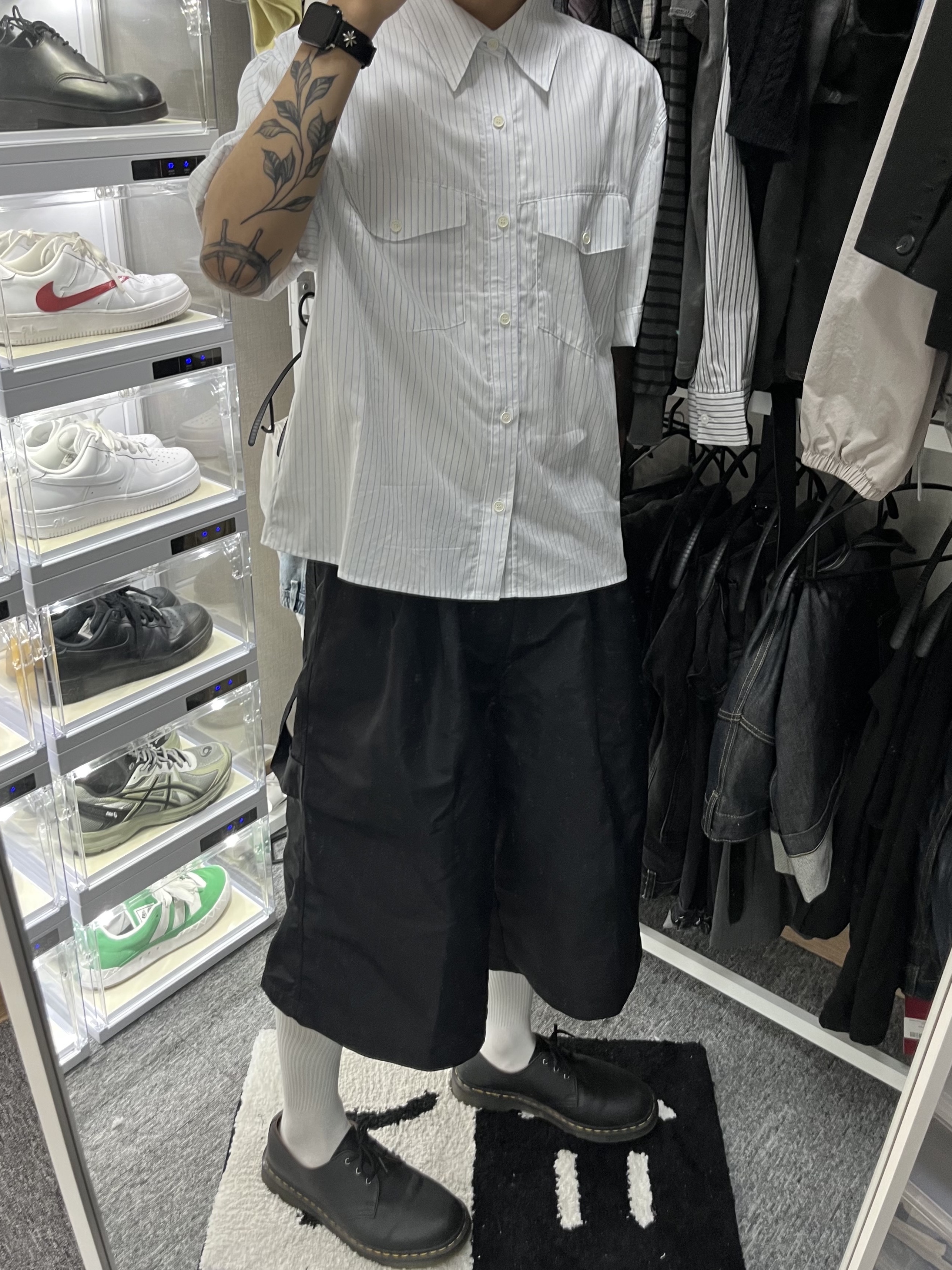 MJD x Koin Seoul Two Tuck Re-Nylon Wide Carpenter Bermuda Pants Black, Dr. Martens 1461 Smooth Black 착용 스타일 - 1