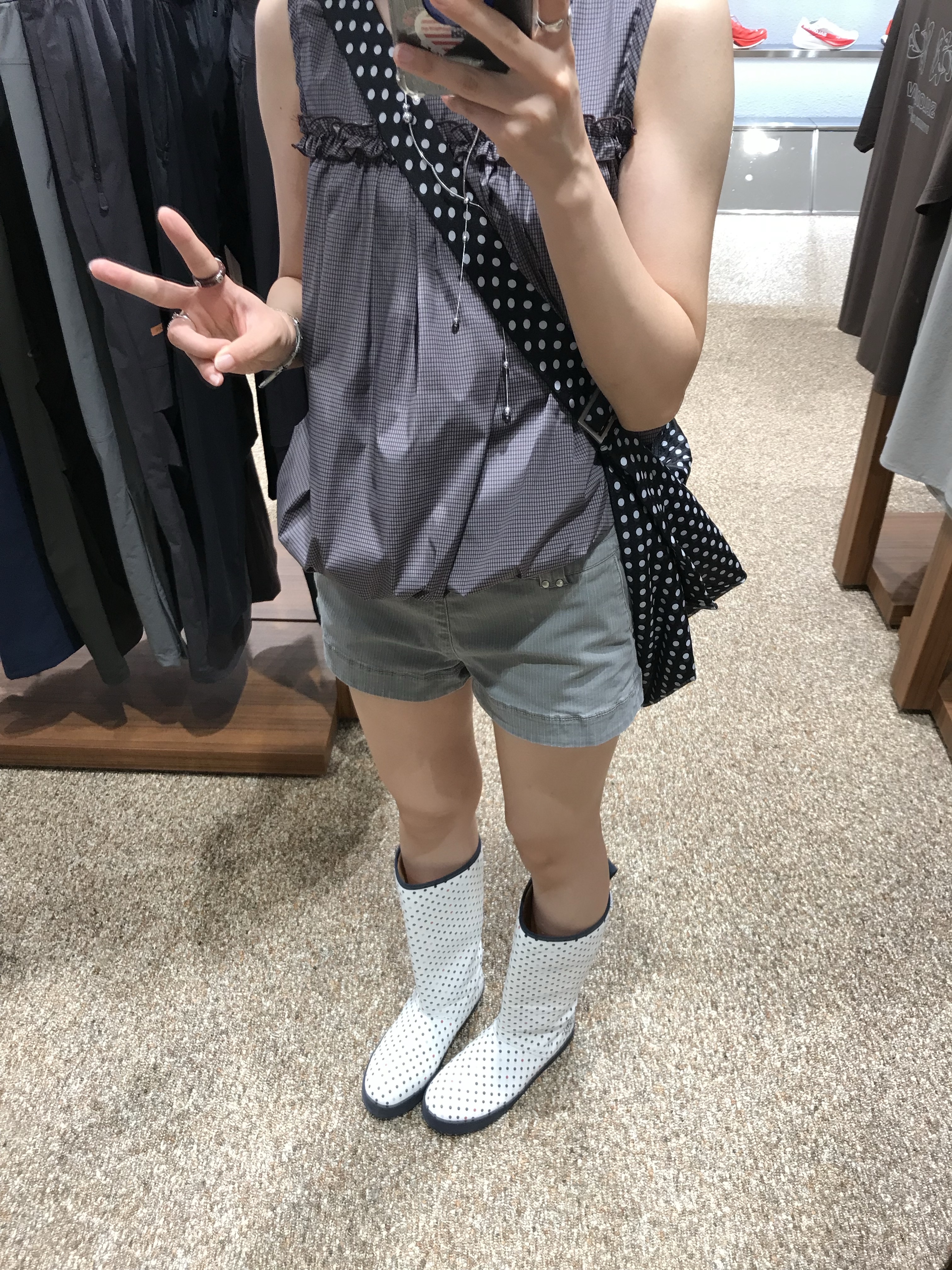 [KREAM 단독] Safarispot Basic Safari Dots Rain Boot White 착용 스타일 - 3