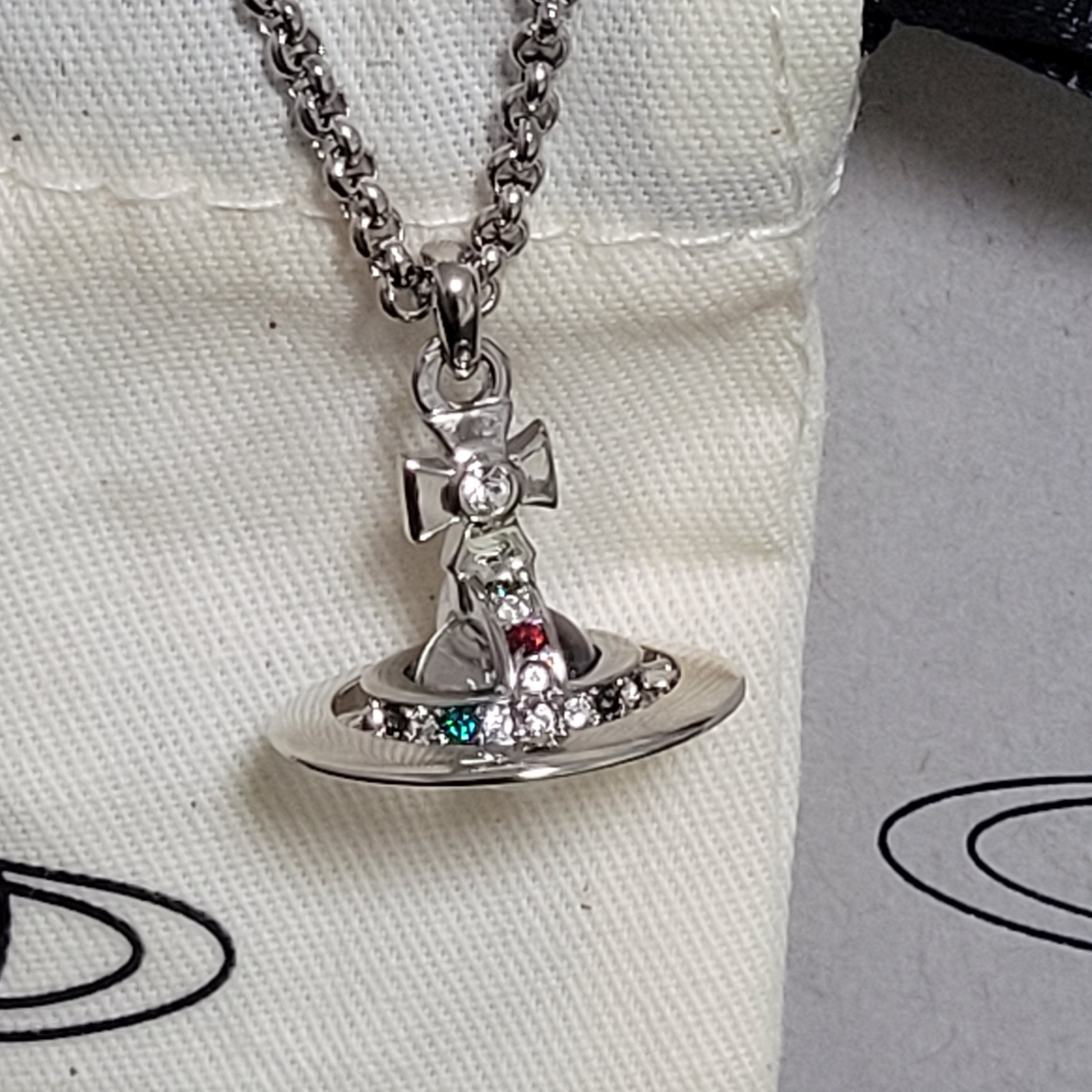 Vivienne Westwood New Petite Orb Pendant Silver 착용 스타일 - 2