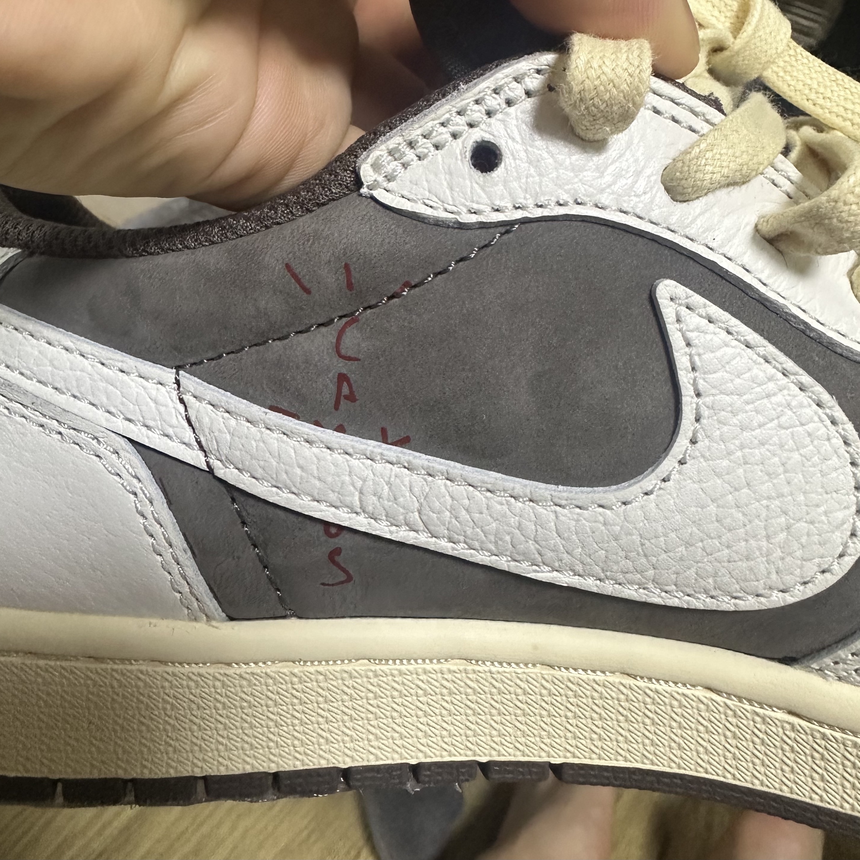 Jordan 1 x Travis Scott Retro Low OG SP Sail and Ridgerock 착용 스타일 - 5