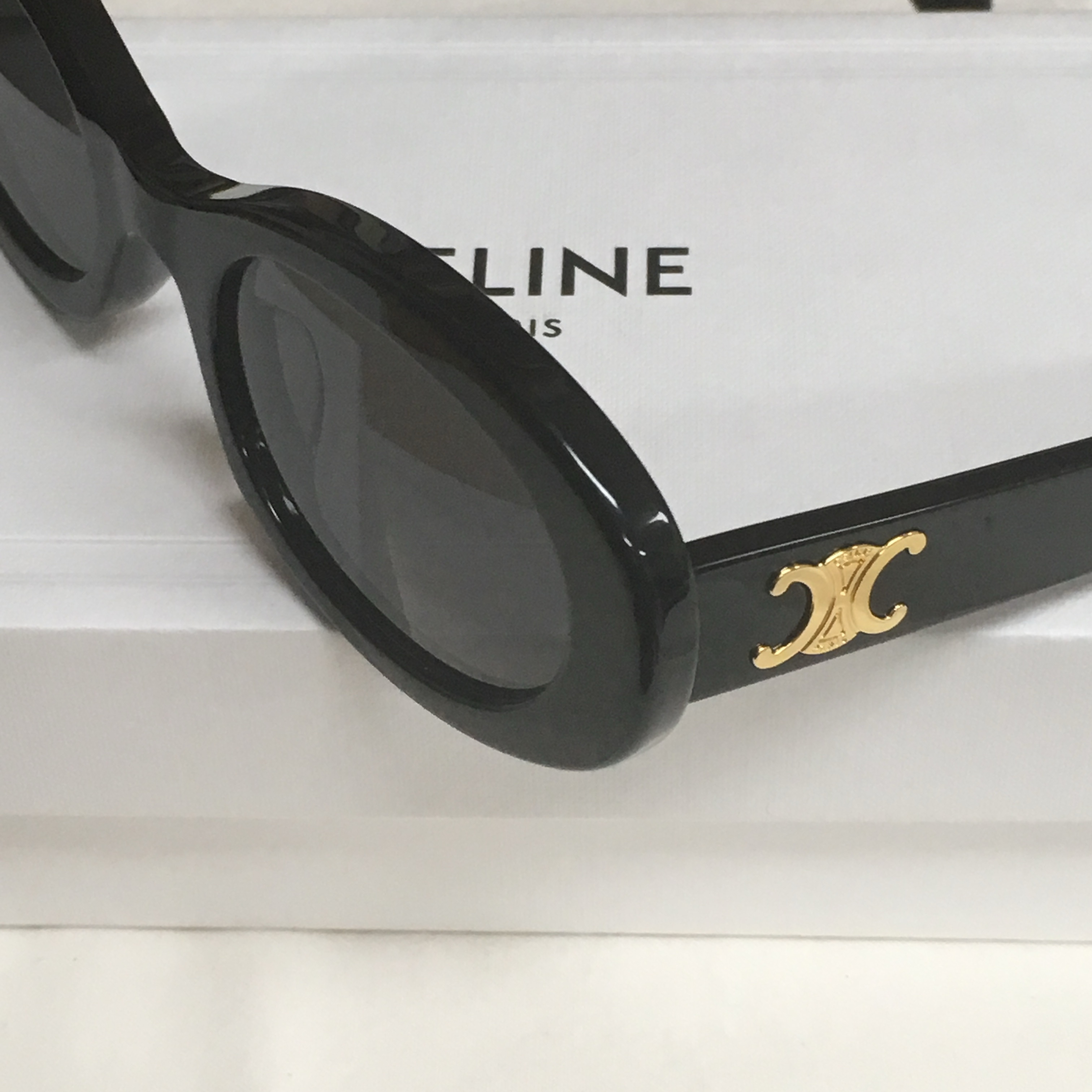 (W) Celine Triomphe 01 Sunglasses in Acetate Black 착용 스타일