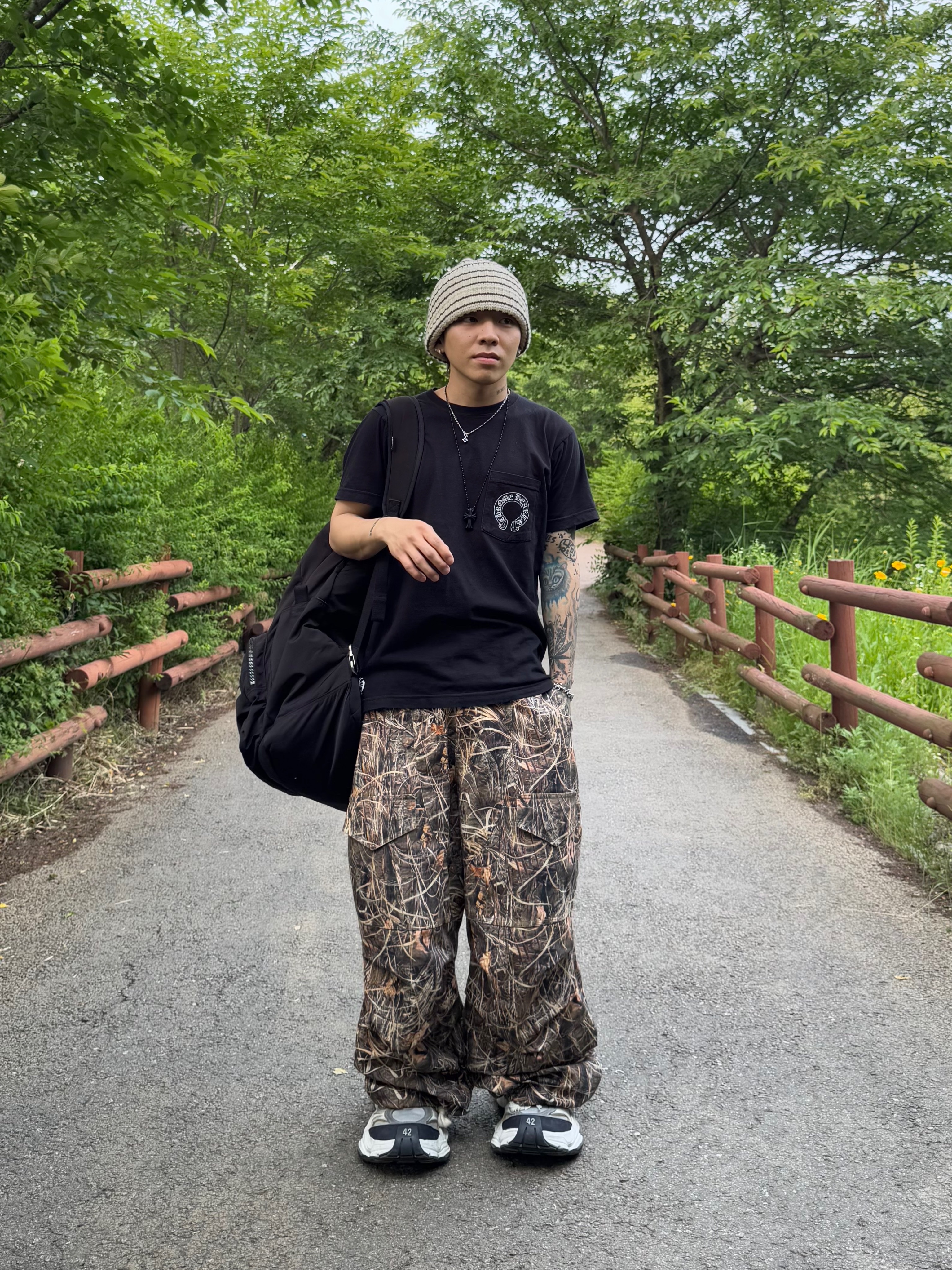 Balenciaga Cargo Sneakers White Grey, Converse x Drkshdw Oversized Backpack Black 착용 스타일 - 4