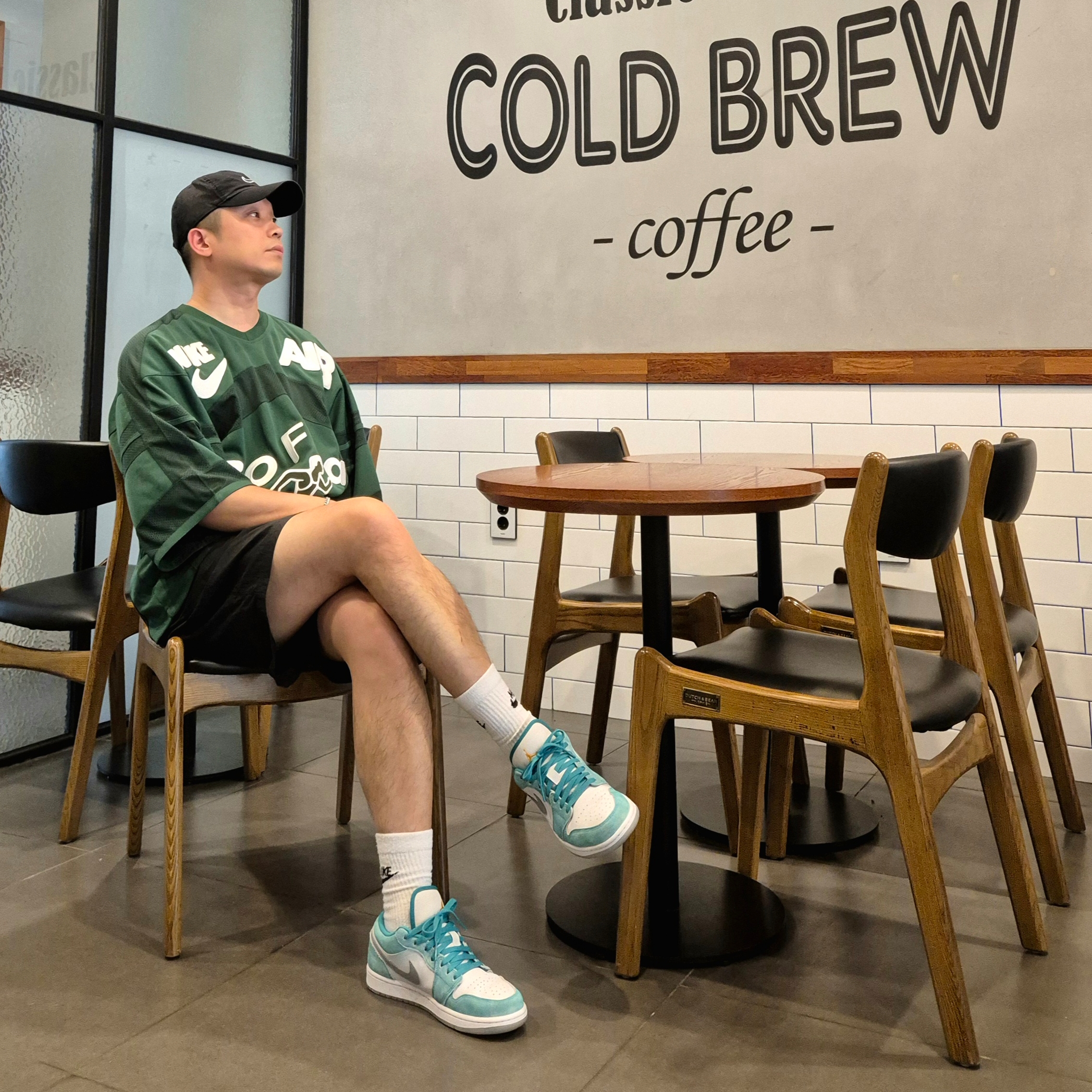 Jordan 1 Low SE New Emerald, Nike Everyday Essential Crew Socks White Black (3 Pack/Korean Ver.) 착용 스타일 - 1