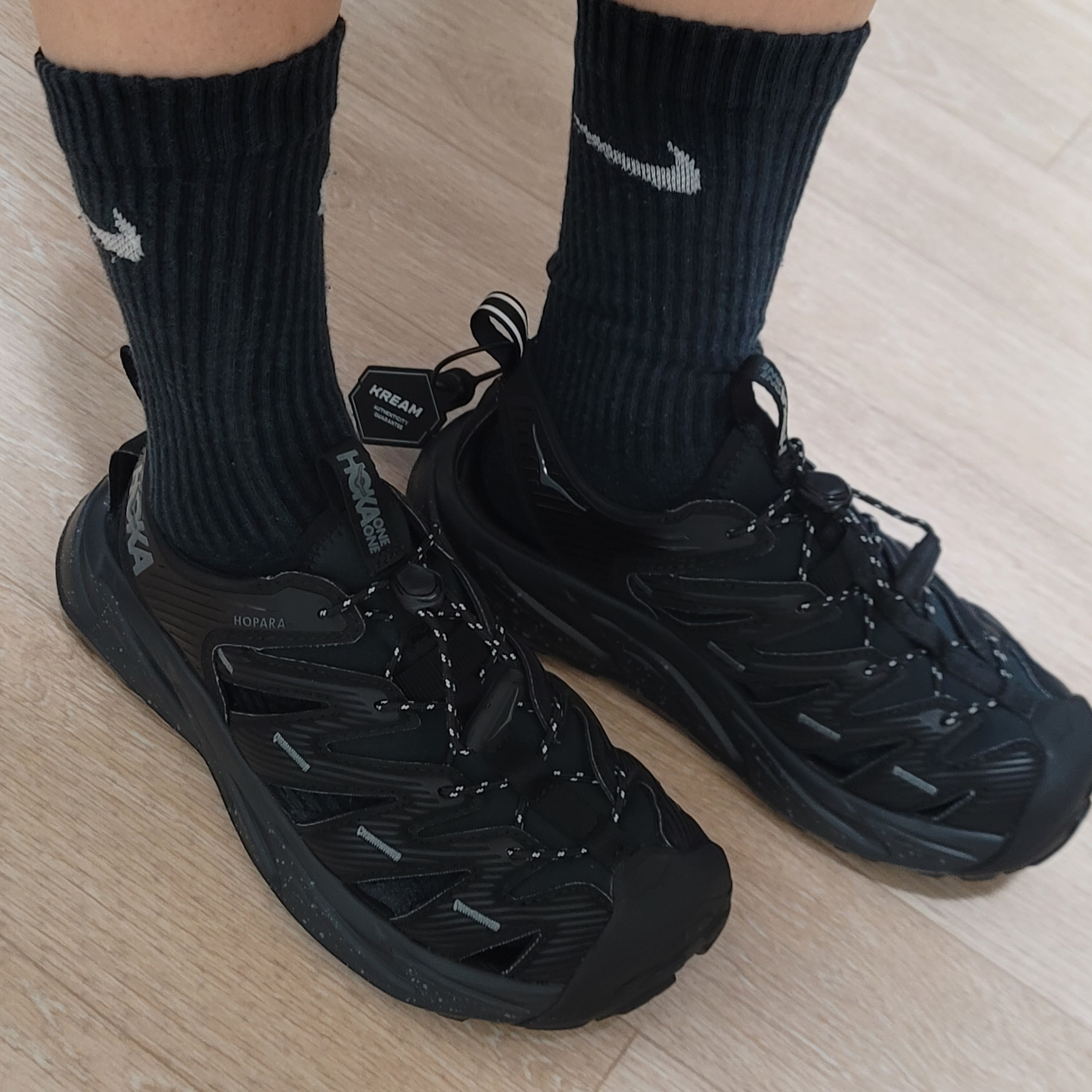 Hoka Hopara Black Castle Rock 착용 스타일 - 2