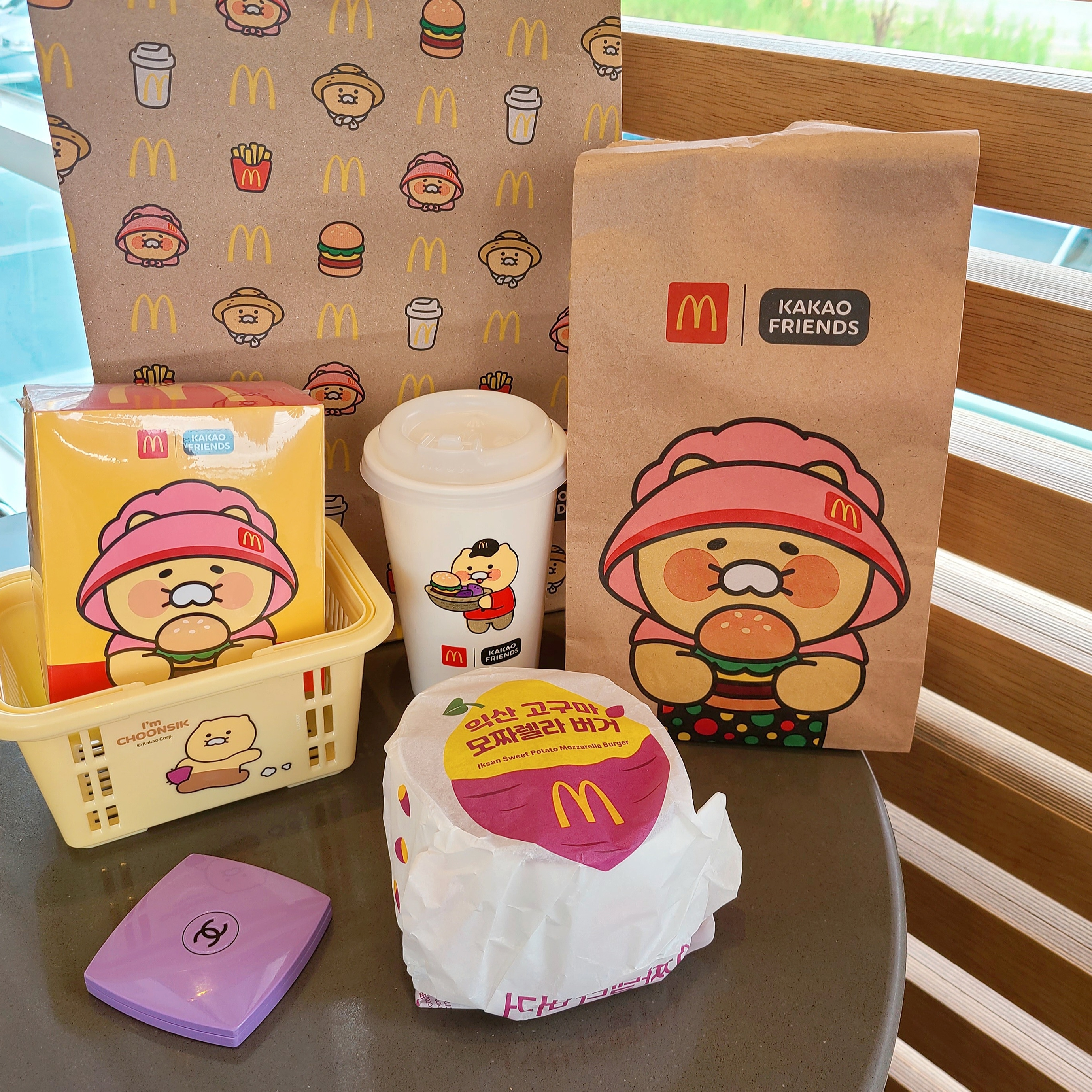 McDonald’s x Kakao Friends Choonsik Granny Choonsik Keyring, Chanel Codes Couleur Limited Edition Miroir Double Facettes 135 Immortelle 착용 스타일 - 1
