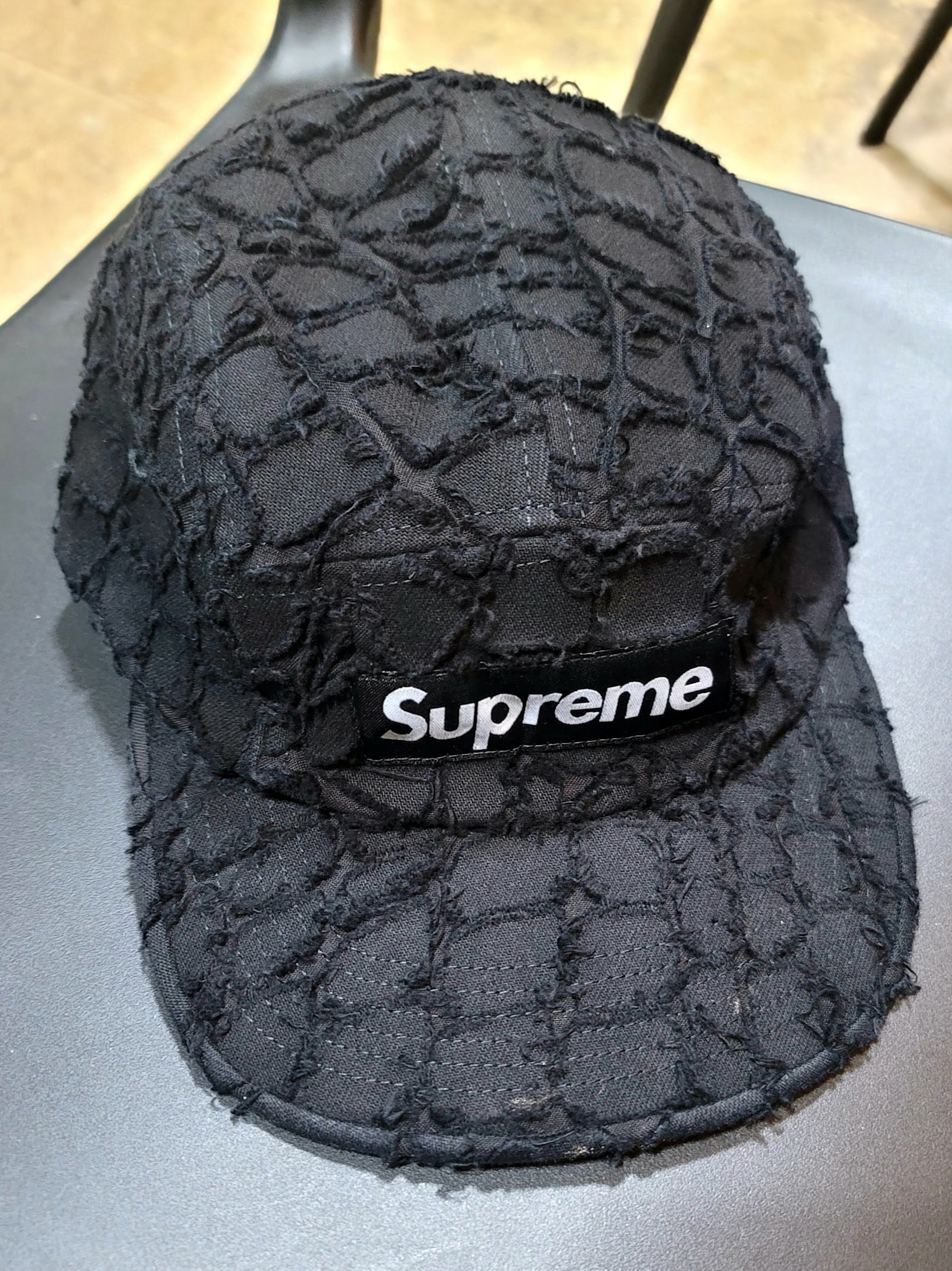 Supreme Frayed Croc Denim Camp Cap Black - 25SS 착용 스타일
