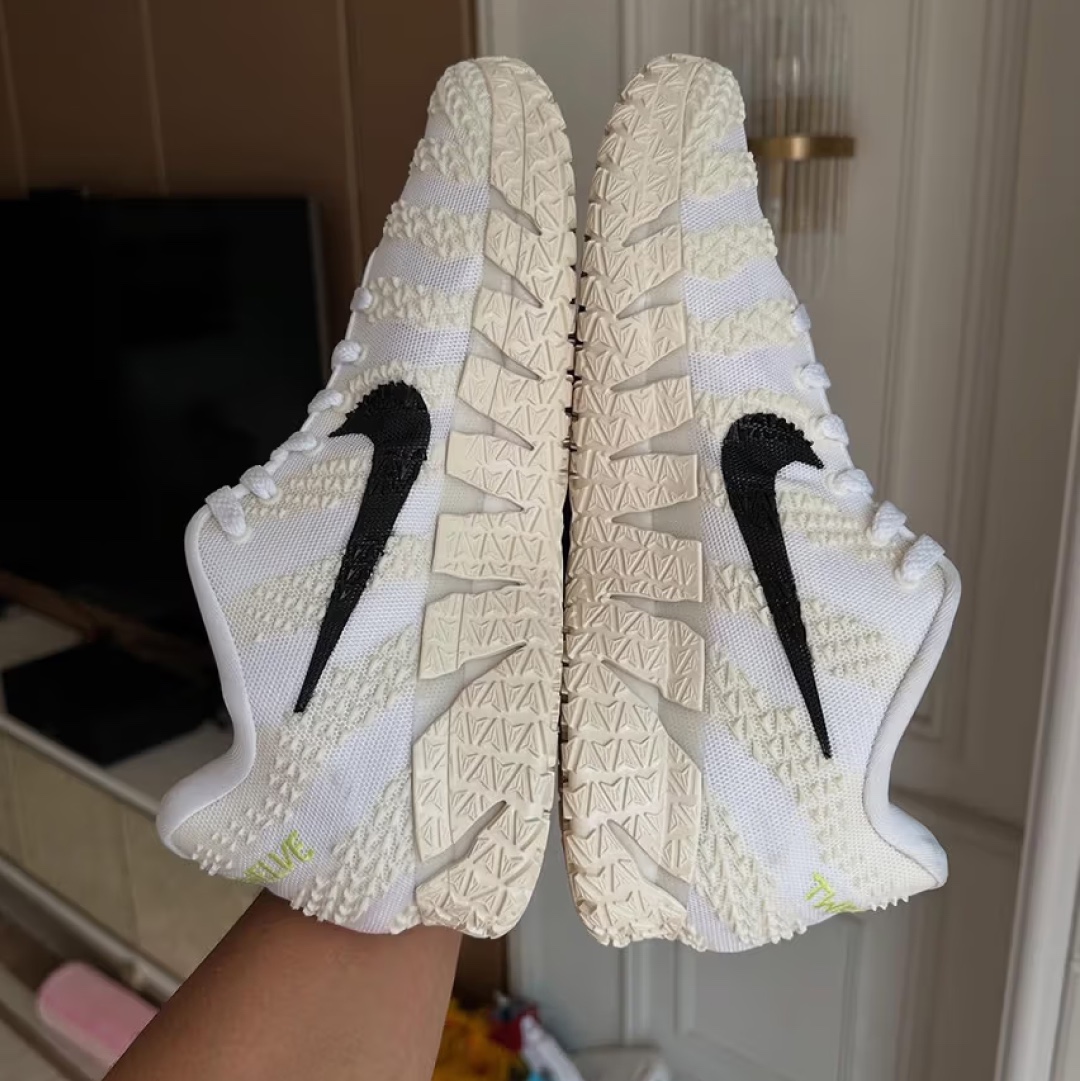 Nike Vomero 18 Summit White Coconut Milk, Nike ZoomX Invincible Run Flyknit 3 White Photon Dust 착용 스타일 - 2