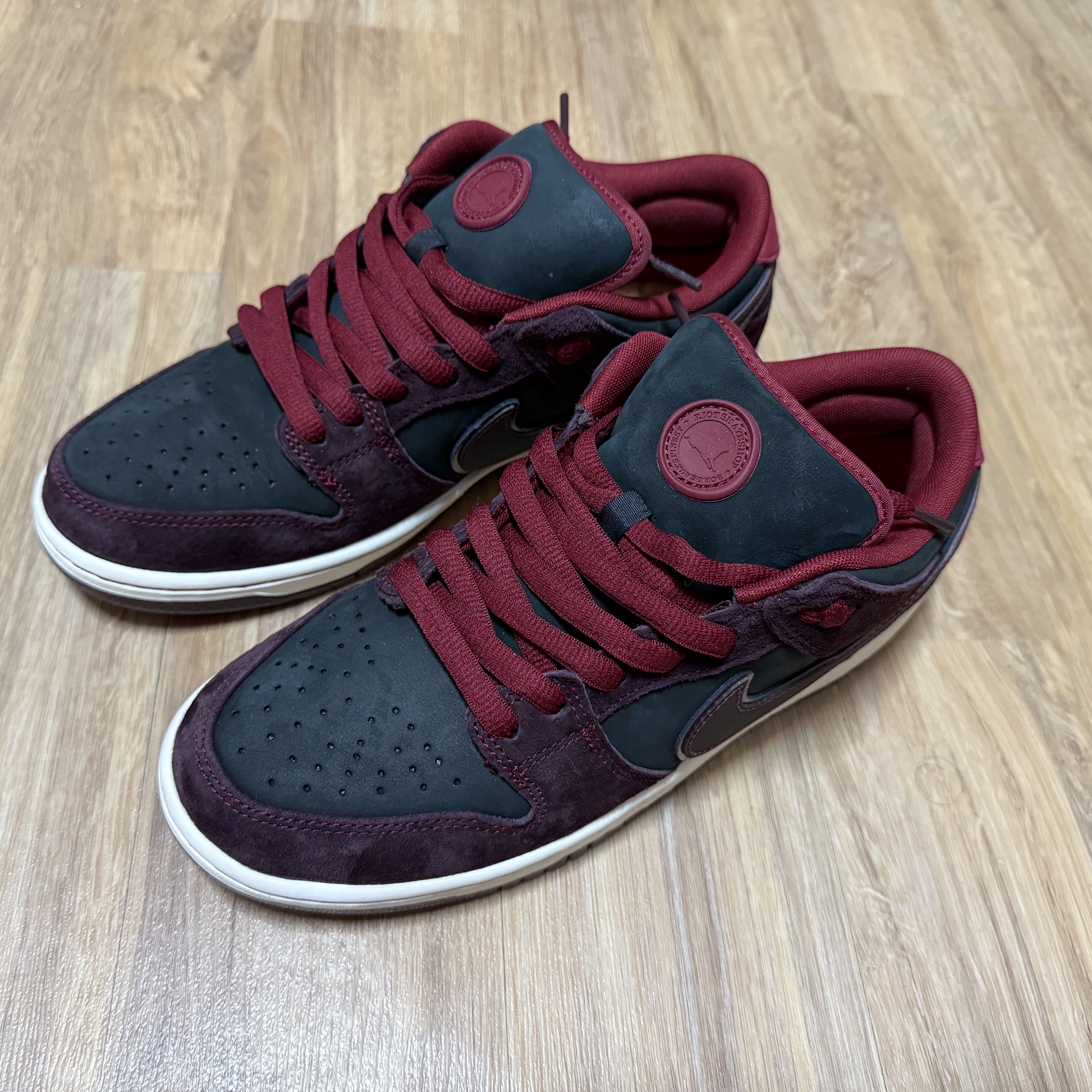 Nike x Riot Skateshop SB Dunk Low Pro Mahogany and Team Red 착용 스타일