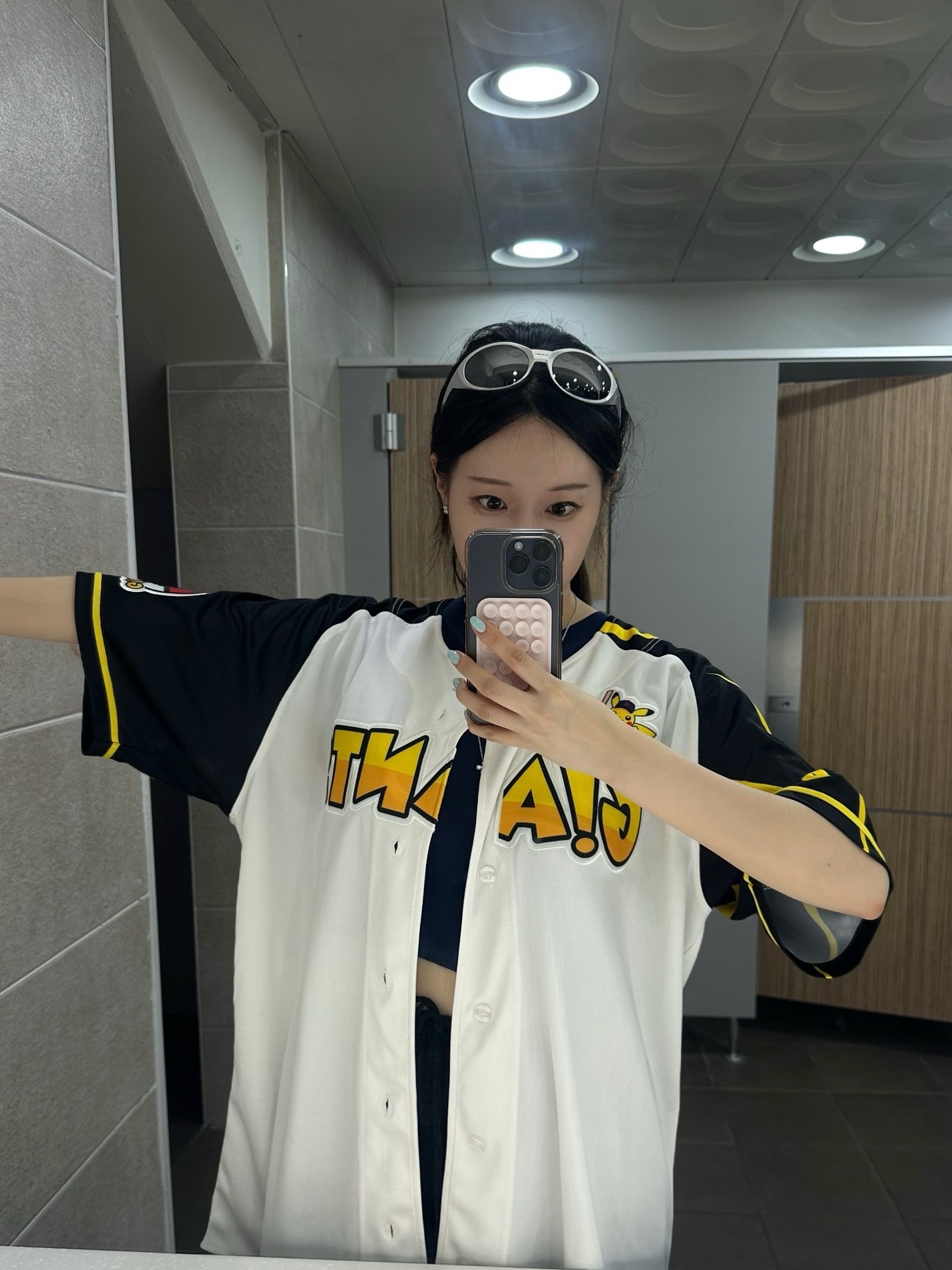 Pokemon x Lotte Giants Pikachu Uniform White Black (No Marking Ver.) 착용 스타일