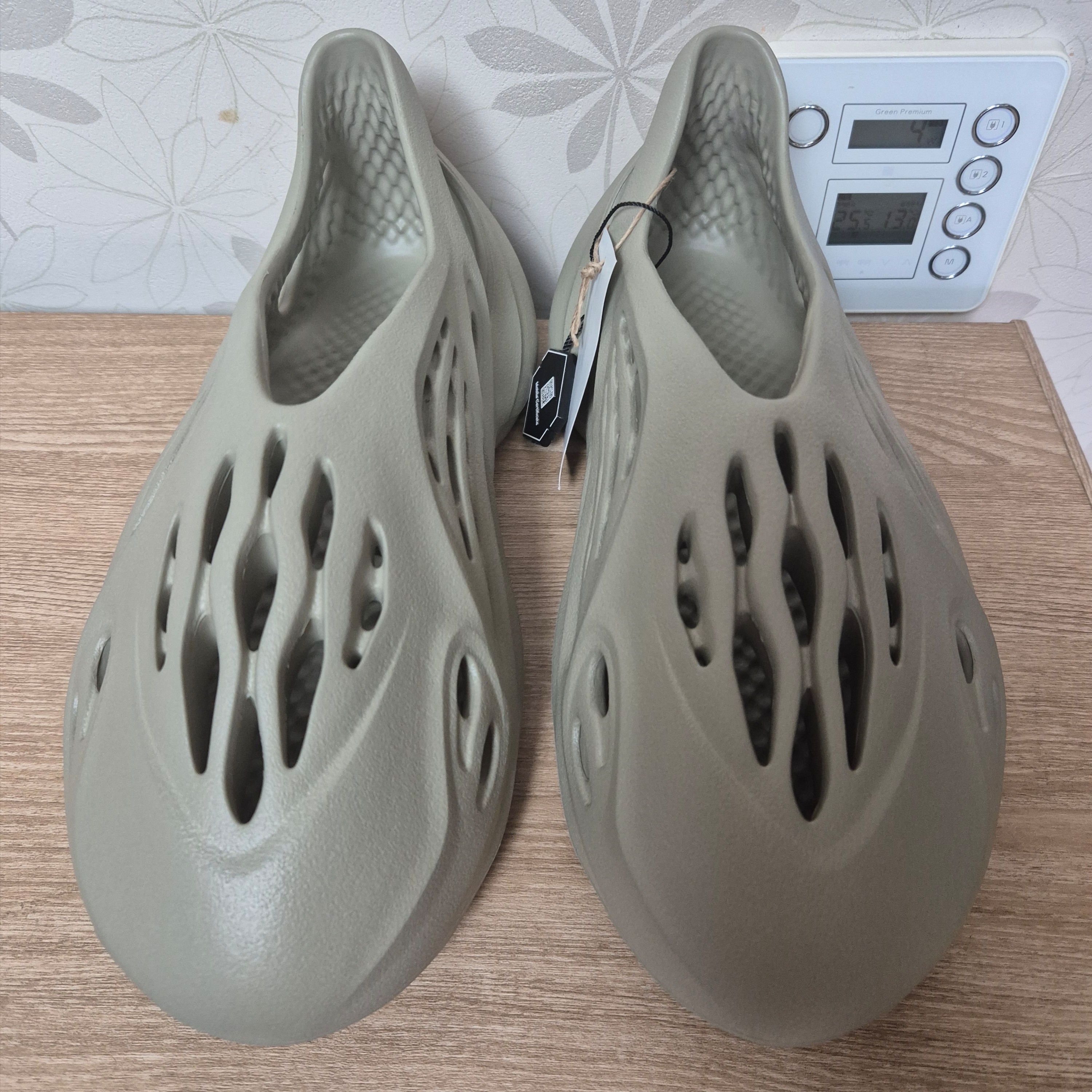 Adidas Yeezy Foam RNNR Stone Salt 착용 스타일 - 1