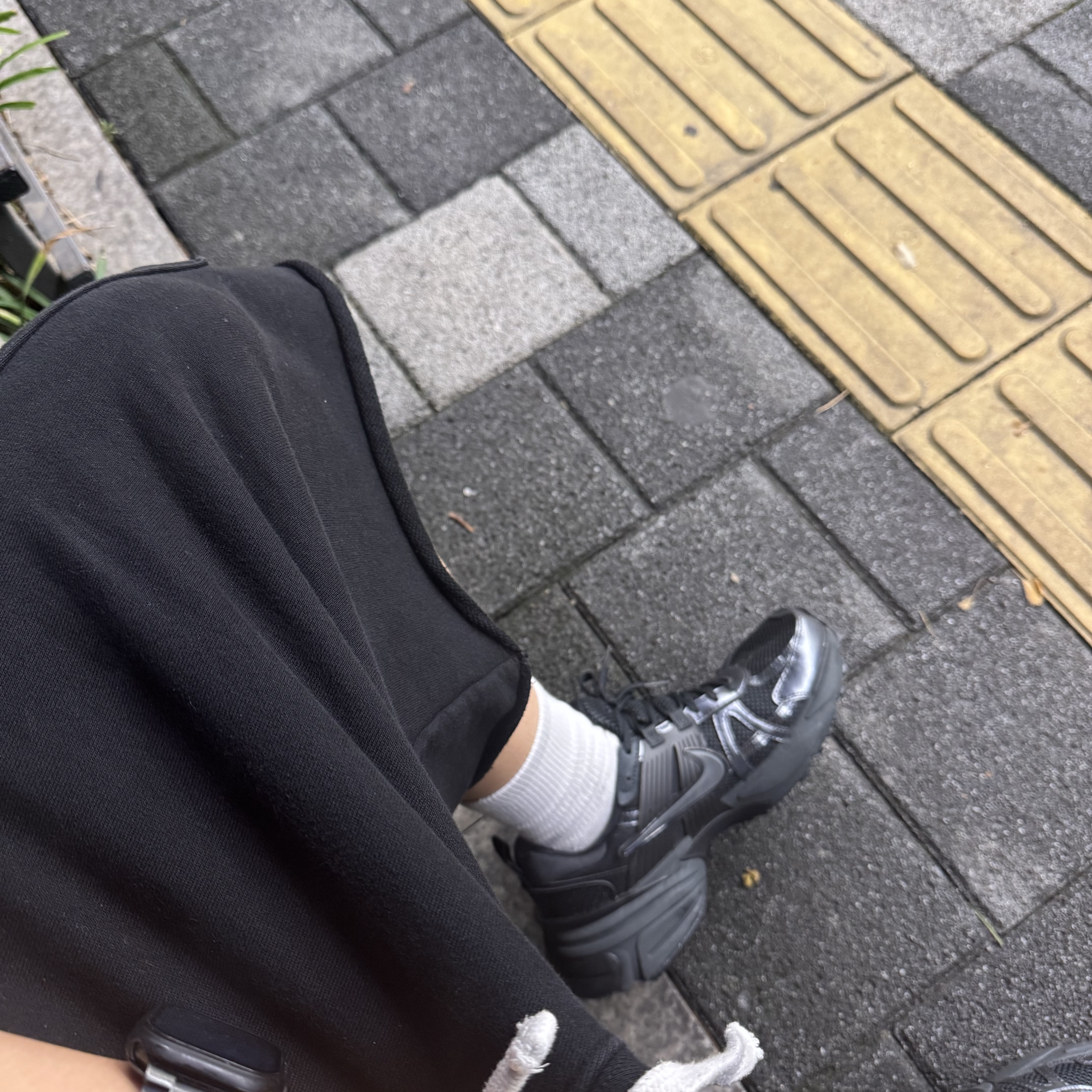 Nike V2K Run Black Anthracite 착용 스타일 - 2