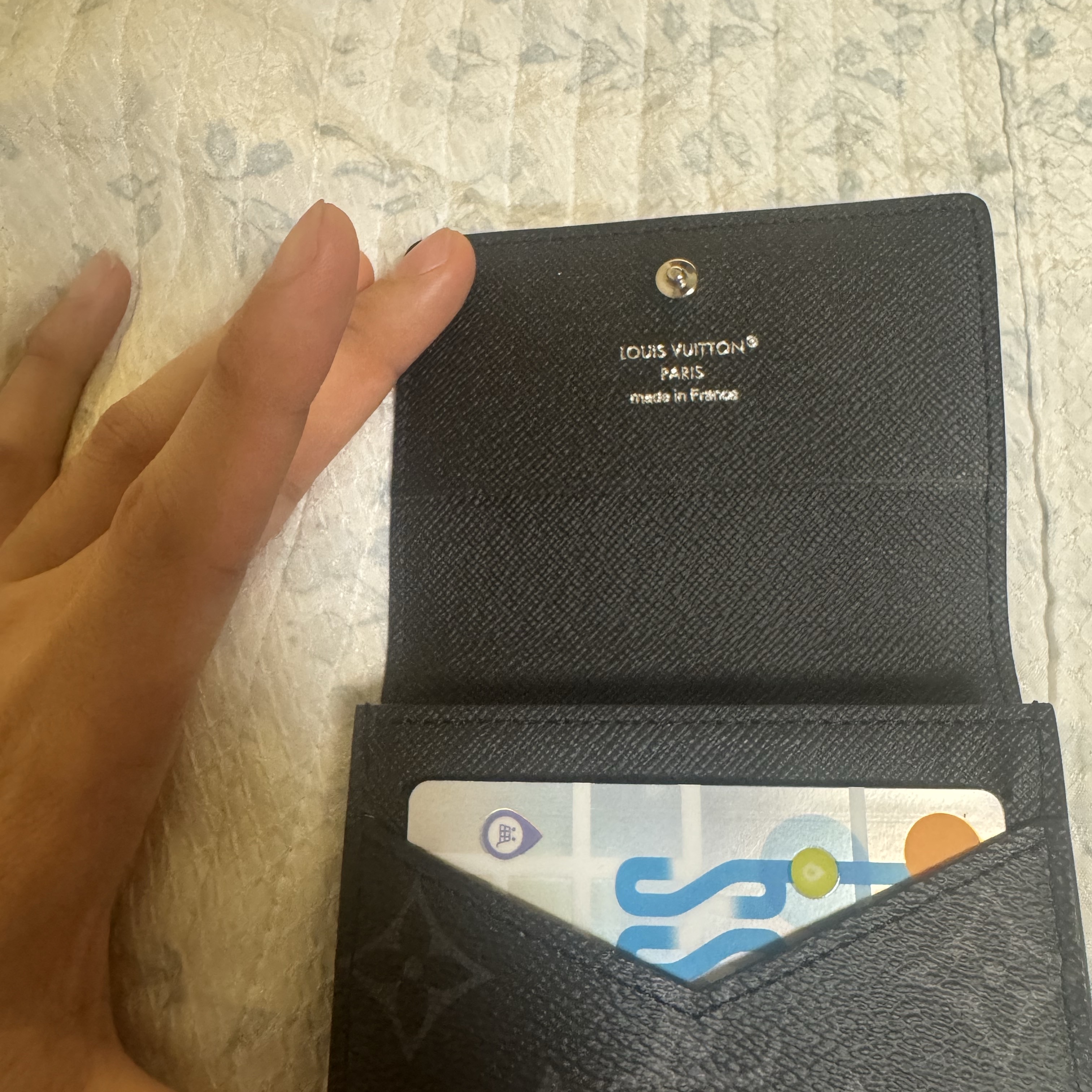 Louis Vuitton Envelope Business Card Holder Monogram 착용 스타일 - 2