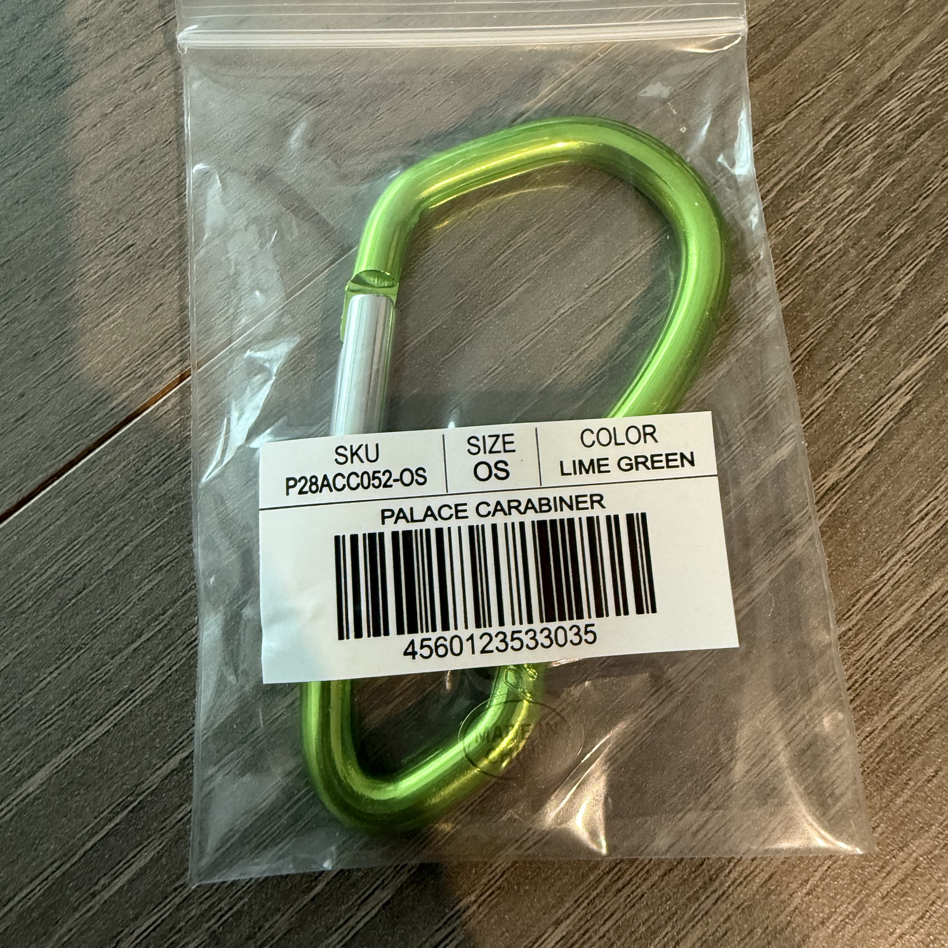 Palace Carabiner Lime Green - 25SS 착용 스타일