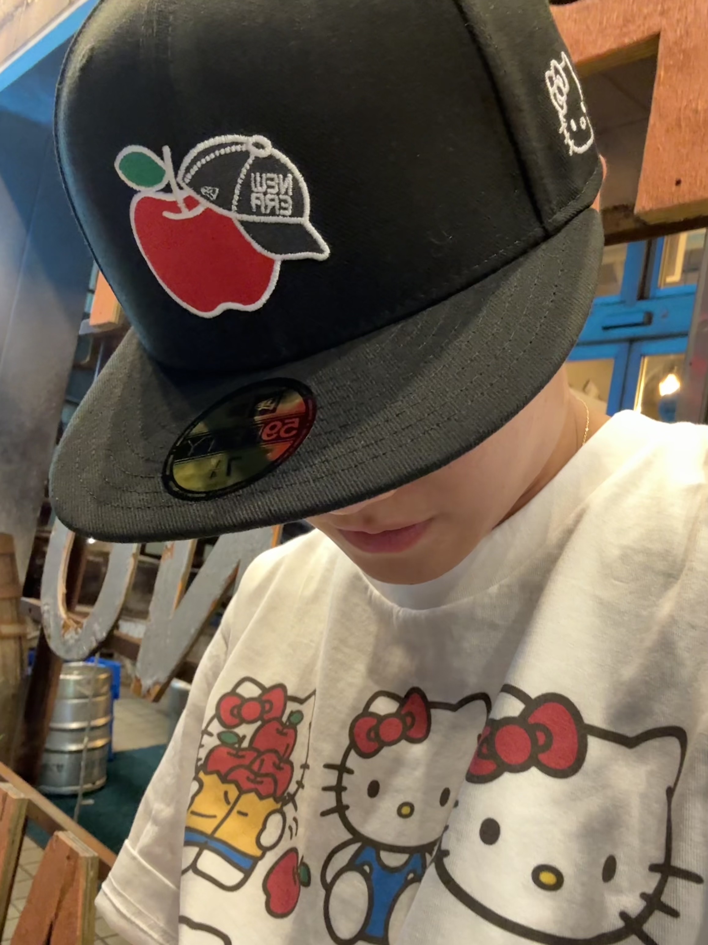 New Era x Hello Kitty Size Cap Black 착용 스타일 - 2