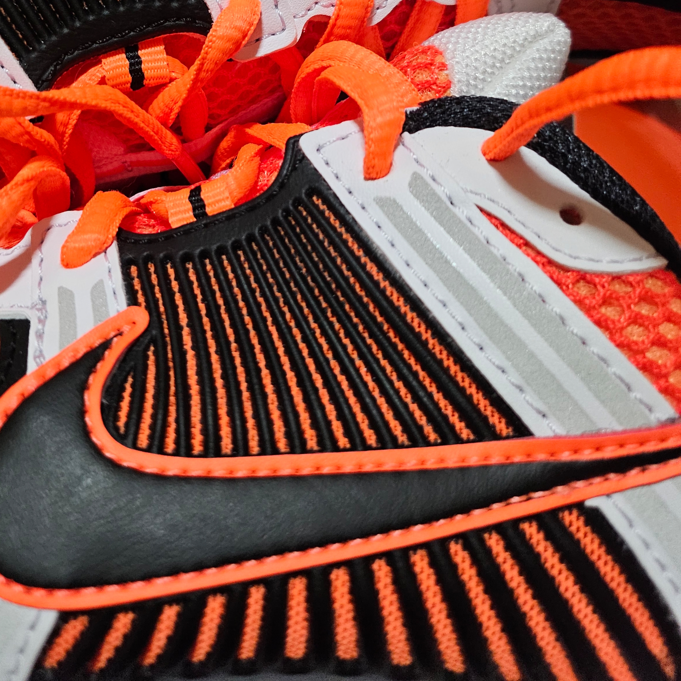 Nike Zoom Vomero 5 Total Orange Black 착용 스타일