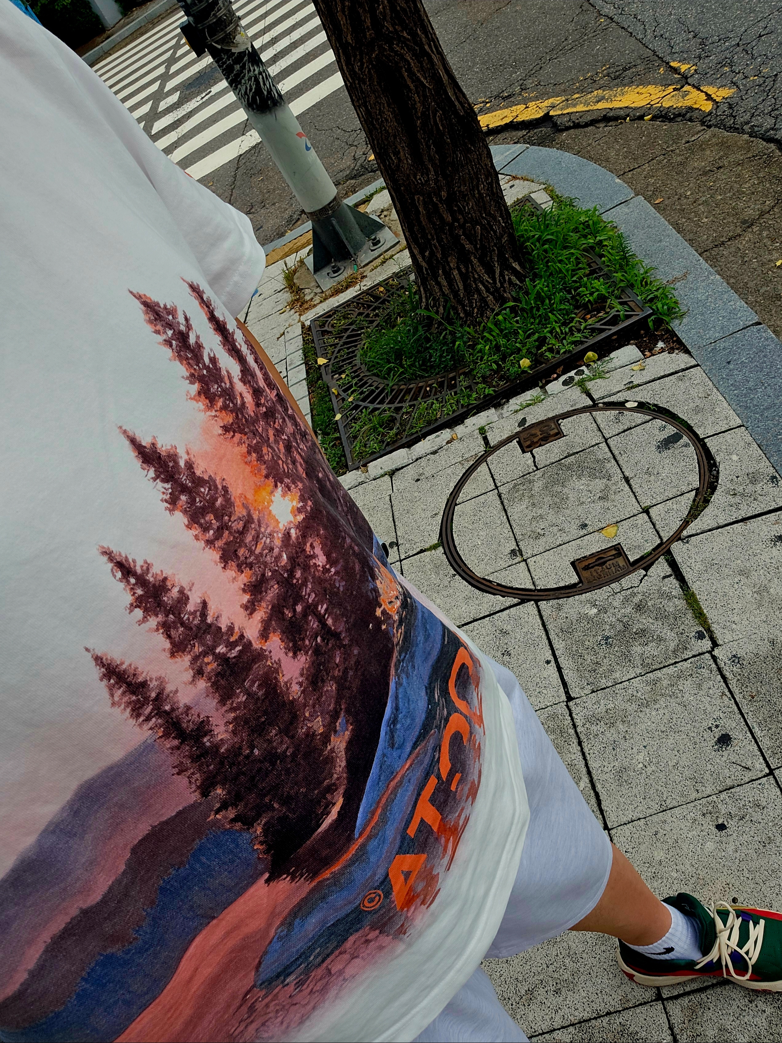 Nike x Drake Nocta Opal Reels Tee White (FV7865-100), Nike Zoom Freak 5 EP Gym Red 착용 스타일
