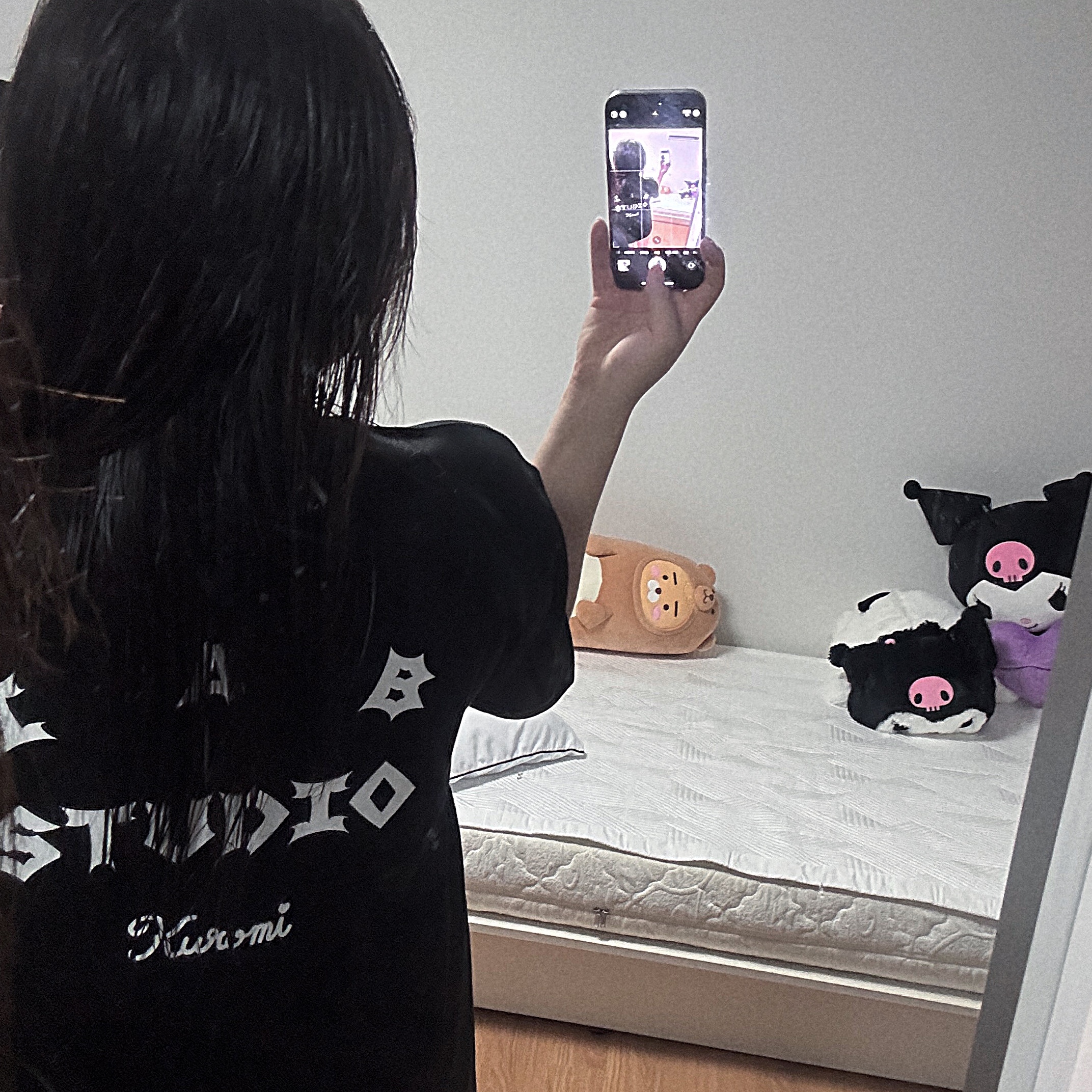IAB Studio Kuromi T-shirts Black White 착용 스타일 - 2