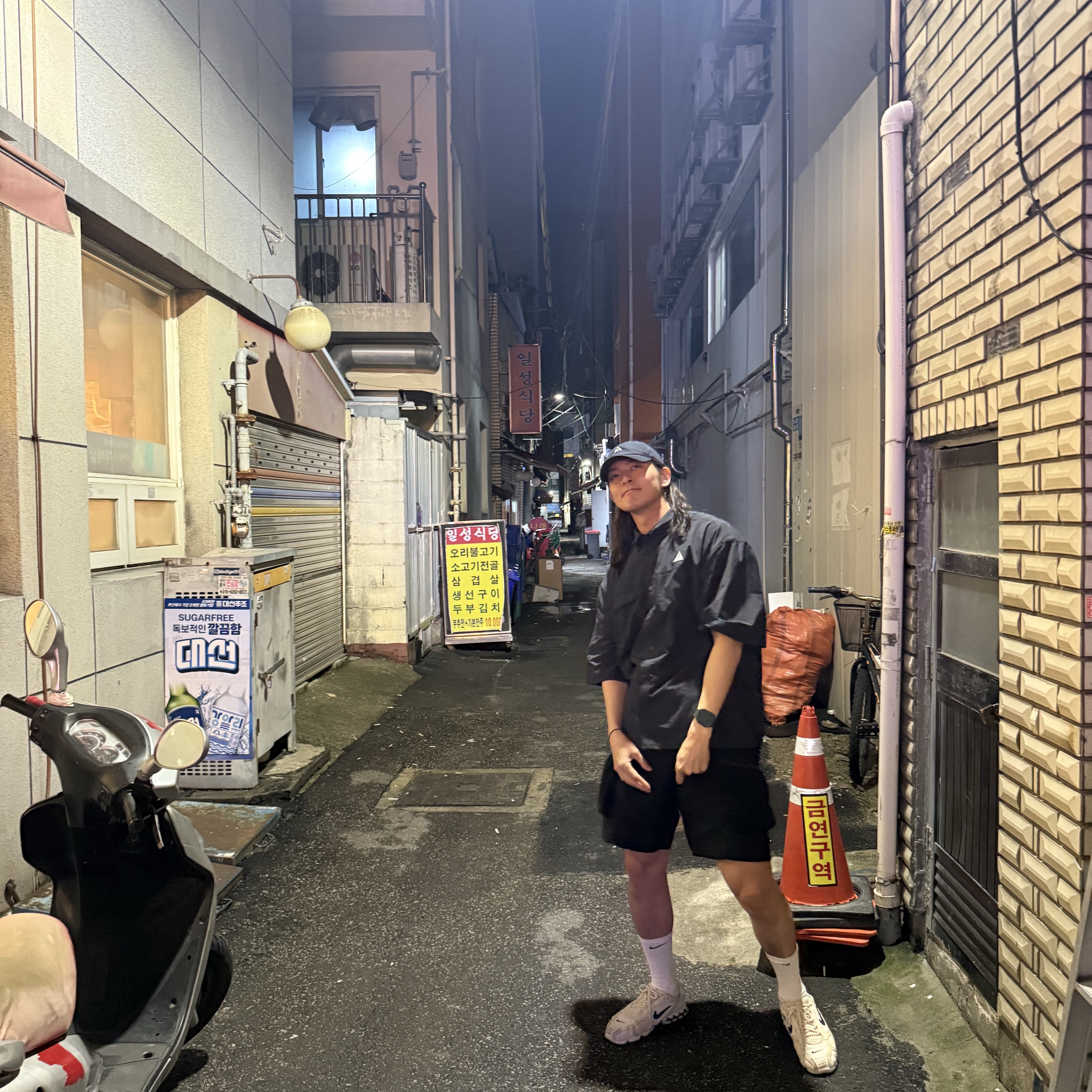 Nike ACG Snowgrass Cargo Shorts Black - Asia, Nike ACG Orb Weaver UV Repel Short Sleeve Shirt Black Anthracite - Asia 착용 스타일