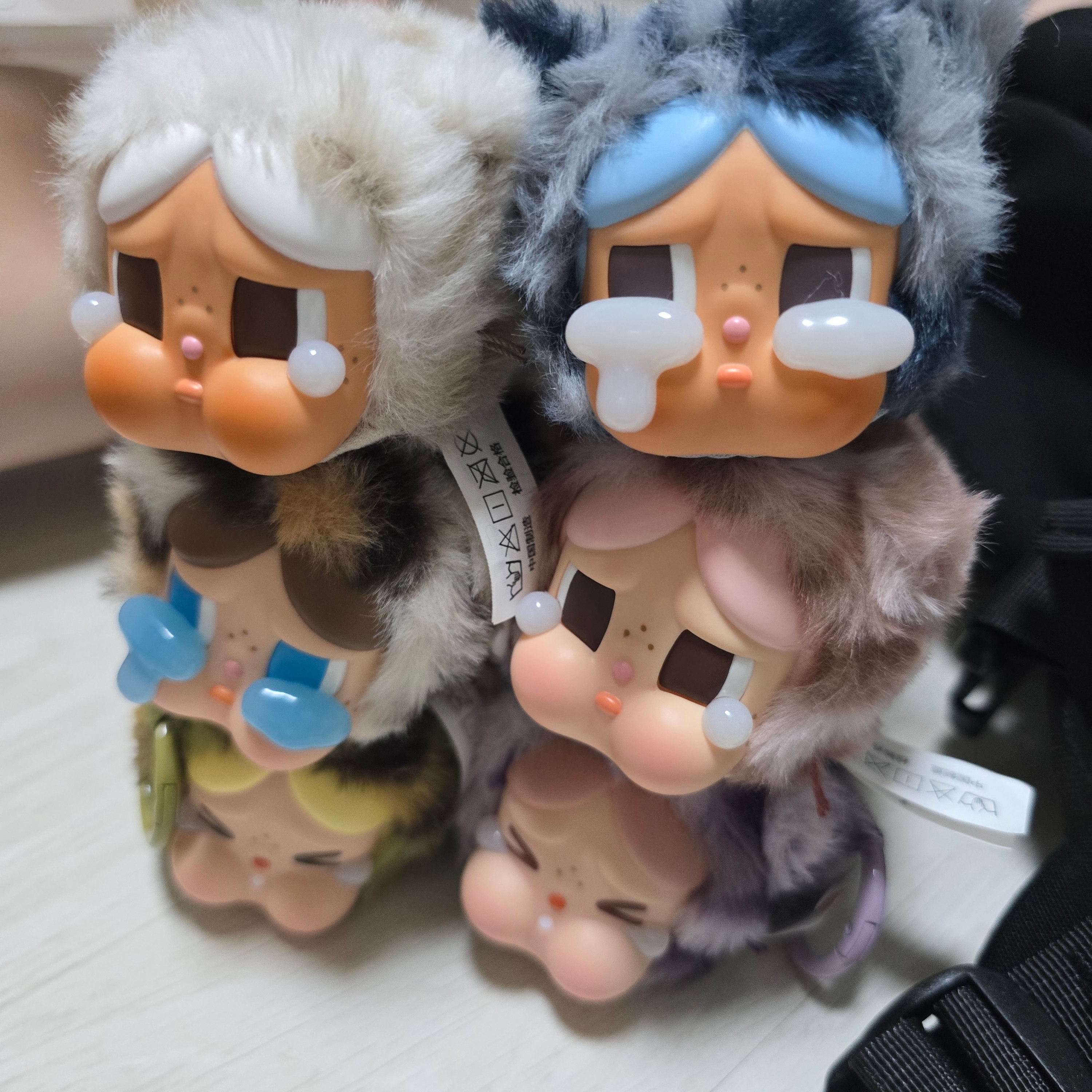 Pop Mart Crybaby Wild But Cutie Series Vinyl Plush Pendant (6 Blind Boxes) 착용 스타일