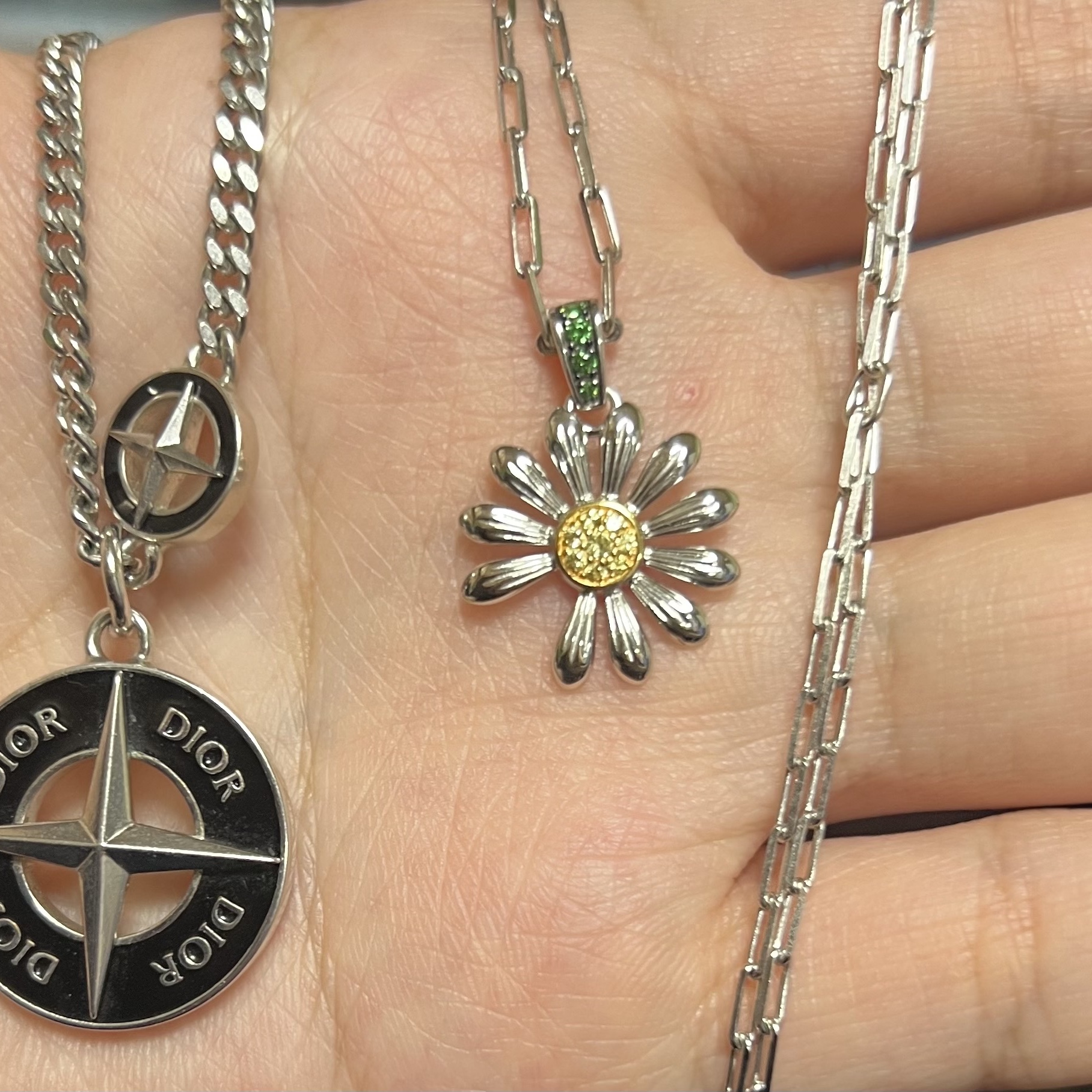 Jacob & Co x Peaceminusone Pendant Sterling Silver & Yellow Gold, Dior x Stone Island Pendants Necklace Brass and Black Resin Silver-Finish 착용 스타일