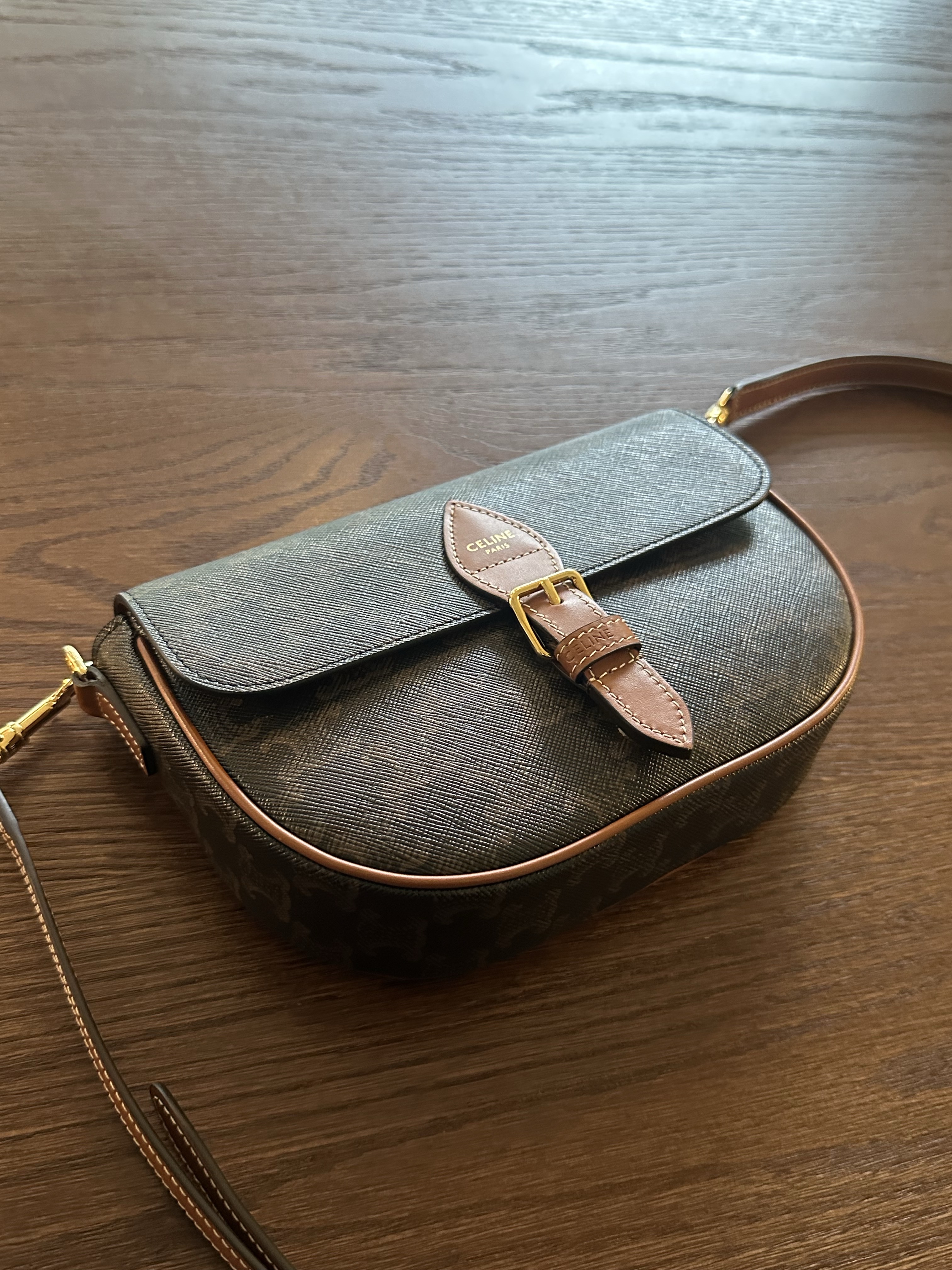 TOWTOW.ARCHIVE Perfume Bracelet Black Olive, Celine Folco Shoulder Bag in Triomphe Canvas and Calfskin Tan ์ฐฉ์ฉ ์คํ์ผ - 2