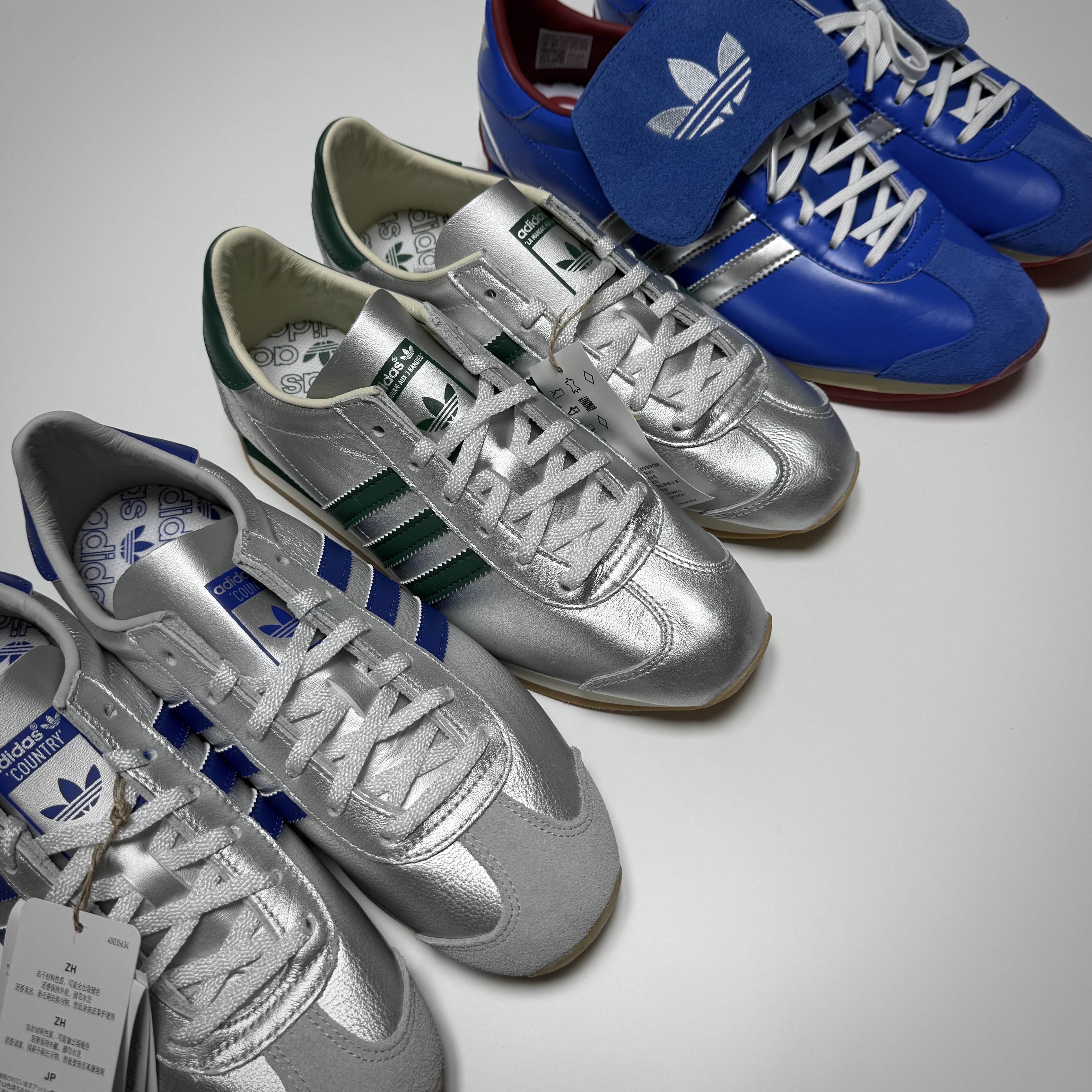 Adidas Country OG Matte Silver Bright Blue, (W) Adidas Country OG Silver Metallic Collegiate Green 착용 스타일