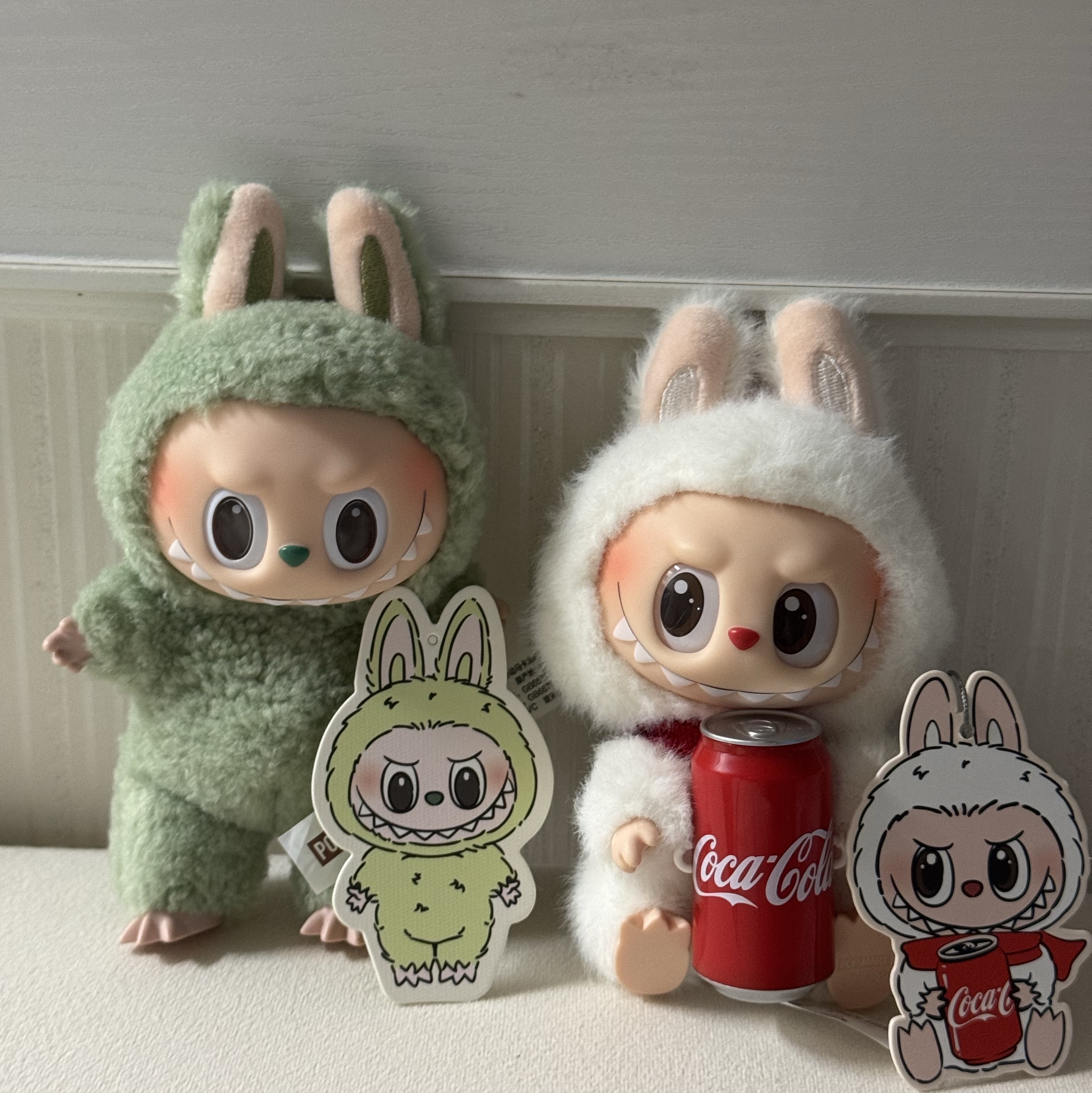 Pop Mart The Monsters Labubu Tasty Macarons Series Sealed Case (1 Blind Box), Pop Mart Labubu Coca Cola Series Keyring Sealed Case (1 Blind Box) 착용 스타일
