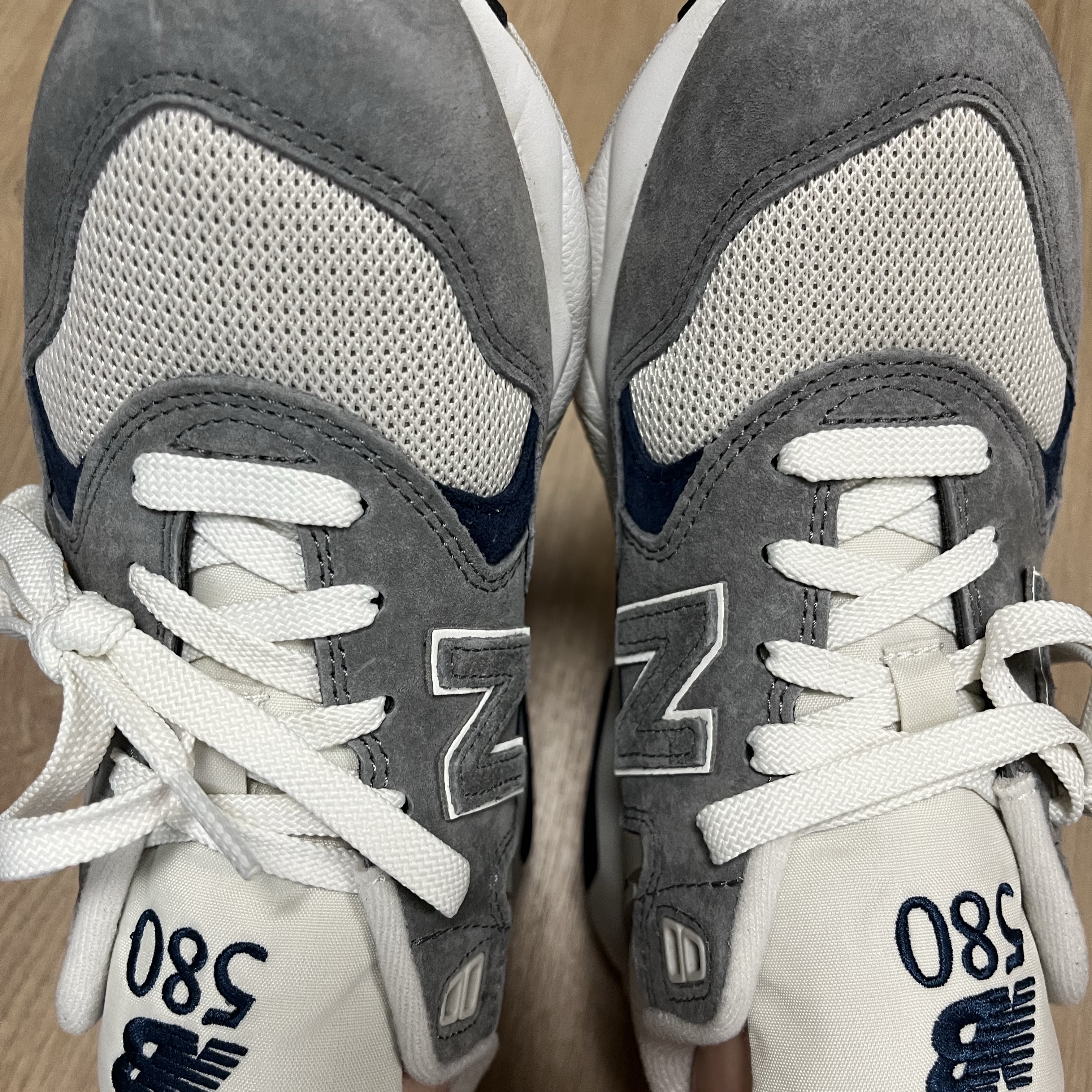 New Balance 580 Dark Grey Navy 착용 스타일 - 2