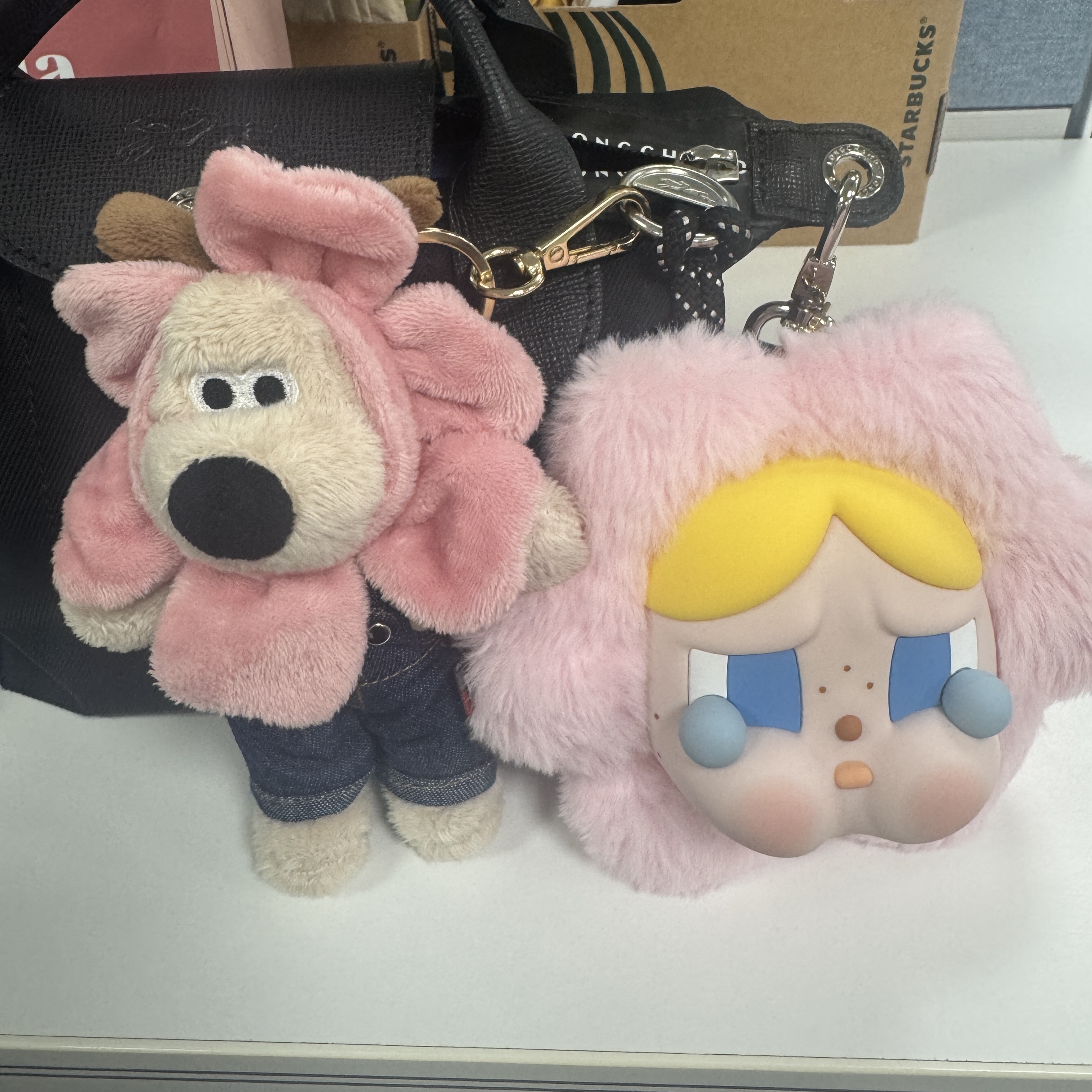 Pop Mart Crybaby Sad Club Series Silicone Plush Earphone Bag 착용 스타일