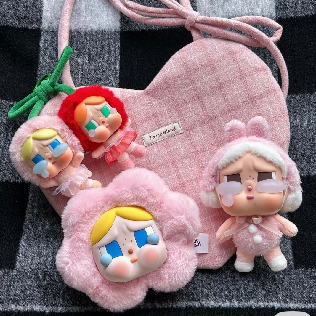 Pop Mart Crybaby Sad Club Series Silicone Plush Earphone Bag 착용 스타일