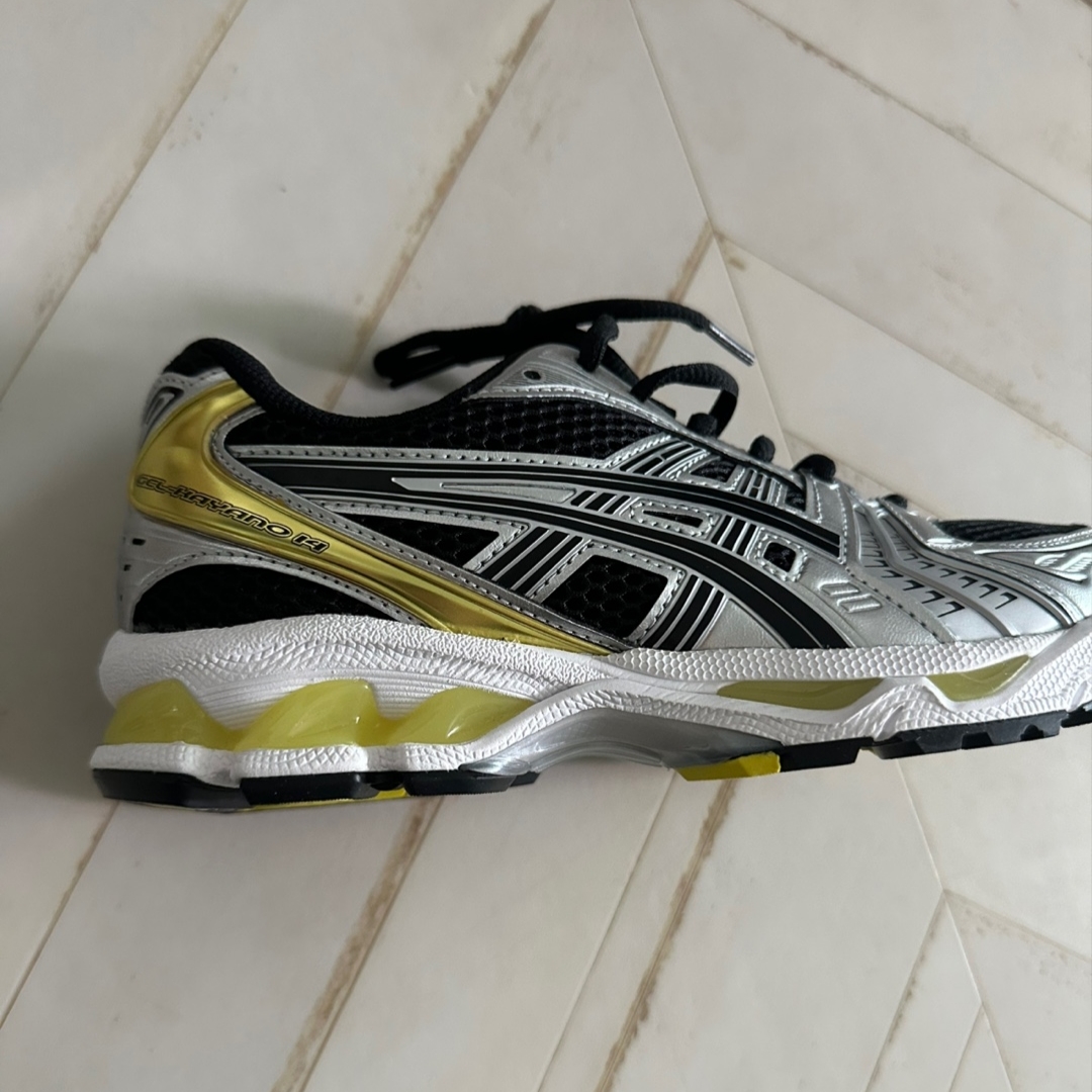 Asics Gel-Kayano 14 Black Lemon Spark 착용 스타일 - 2
